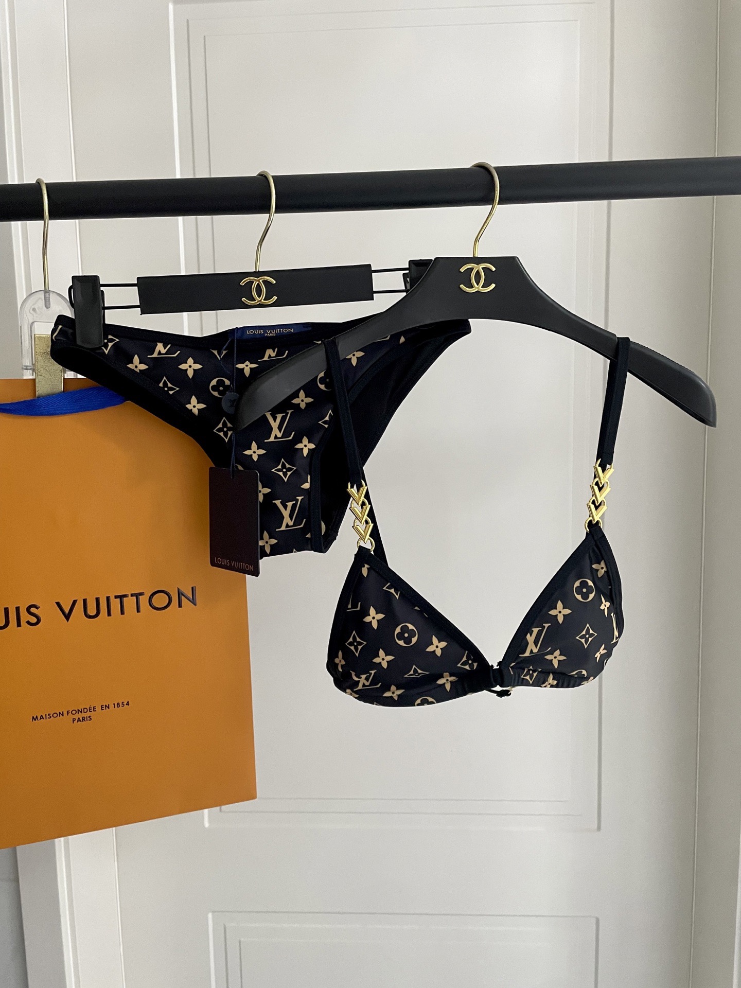 Lv新款比基尼泳衣 😍🥰适合多种场景的游泳衣🏊‍♀️海边 游泳池 温泉 水上乐园 漂流都可以😌面料：透气