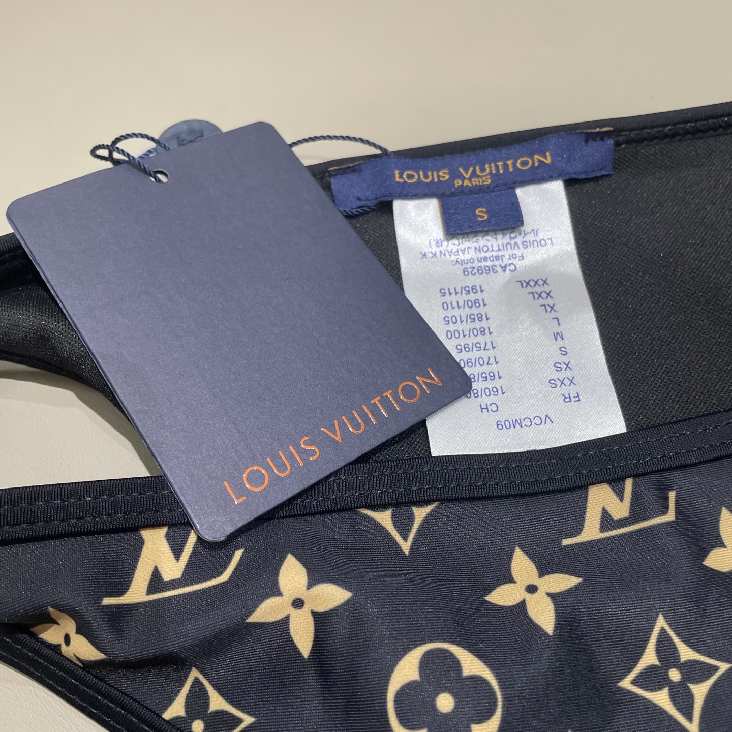 Lv新款比基尼泳衣 😍🥰适合多种场景的游泳衣🏊‍♀️海边 游泳池 温泉 水上乐园 漂流都可以😌面料：透气