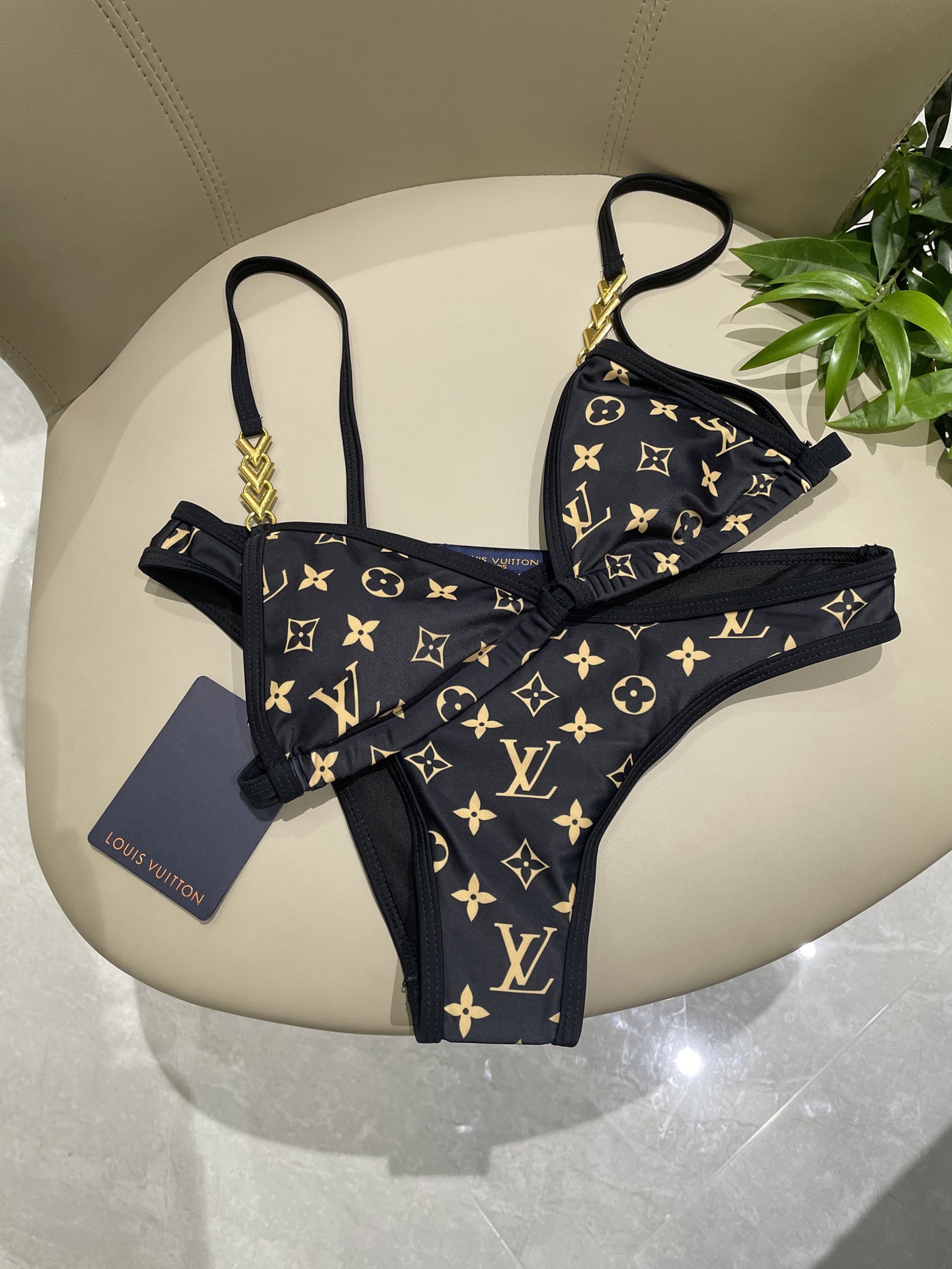 Lv新款比基尼泳衣 😍🥰适合多种场景的游泳衣🏊‍♀️海边 游泳池 温泉 水上乐园 漂流都可以😌面料：透气