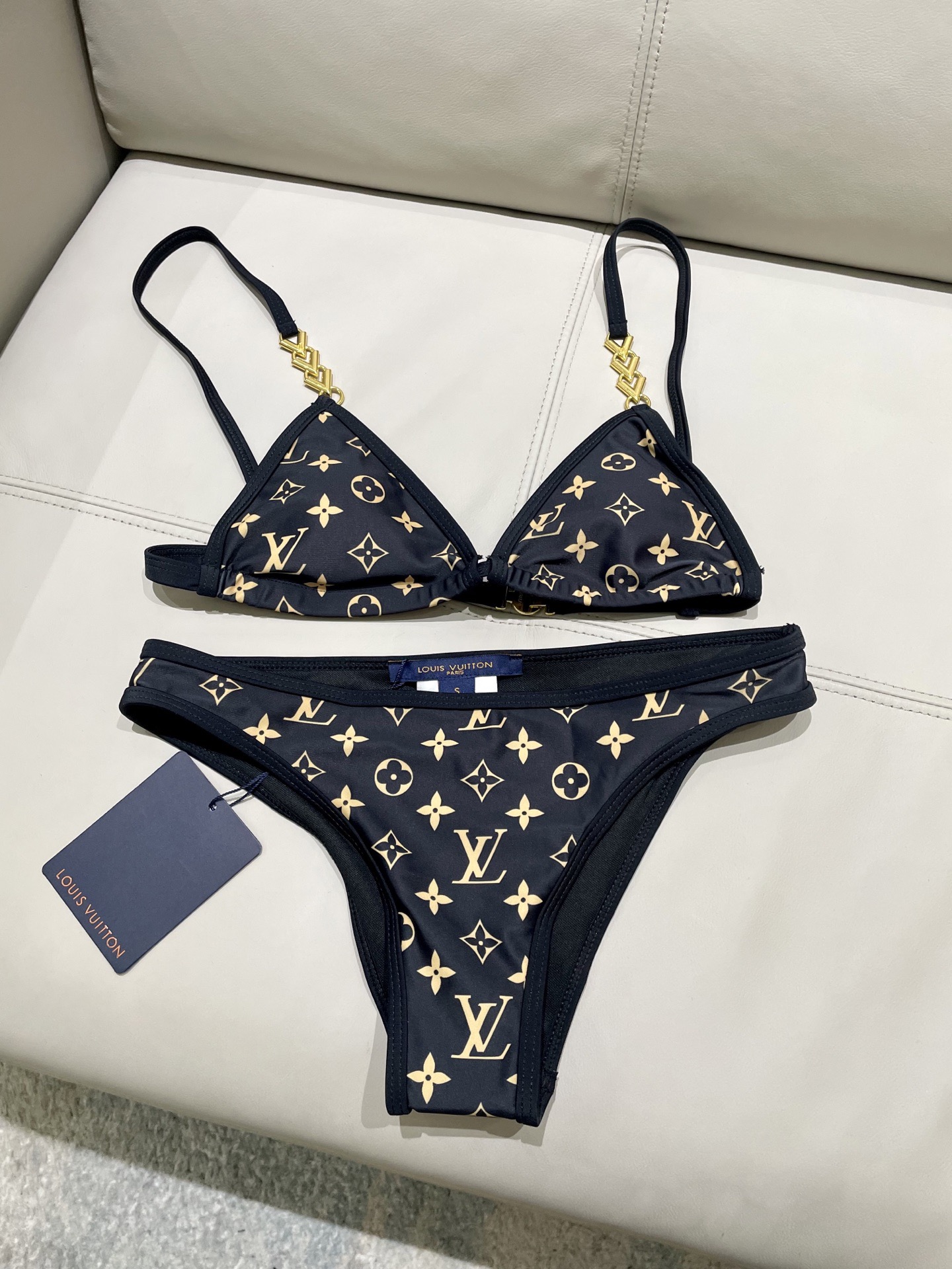 Lv新款比基尼泳衣 😍🥰适合多种场景的游泳衣🏊‍♀️海边 游泳池 温泉 水上乐园 漂流都可以😌面料：透气