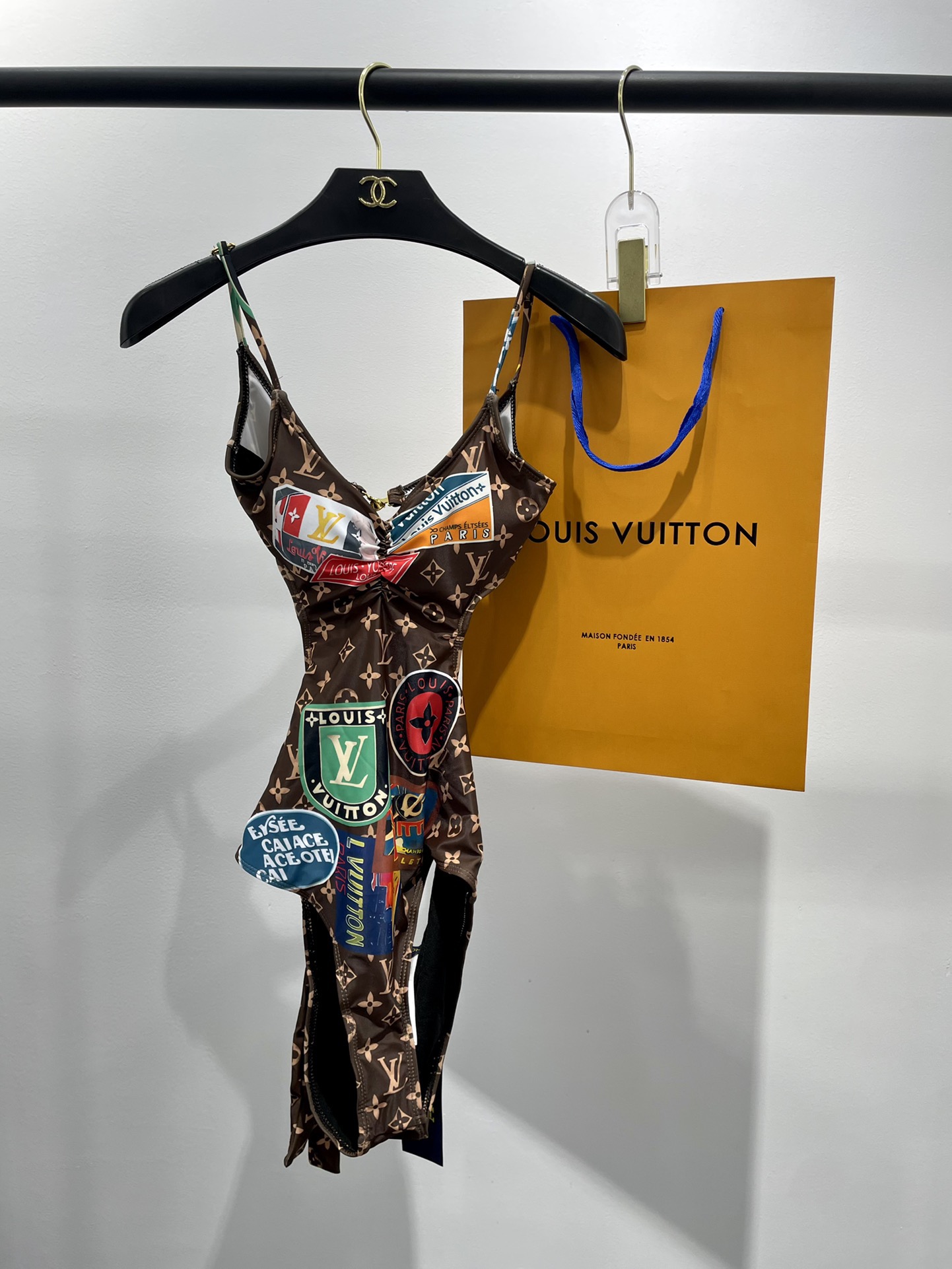 Lv新款连体泳衣 😍🥰适合多种场景的游泳衣🏊‍♀️海边 游泳池 温泉 水上乐园 漂流都可以😌面料：透气舒