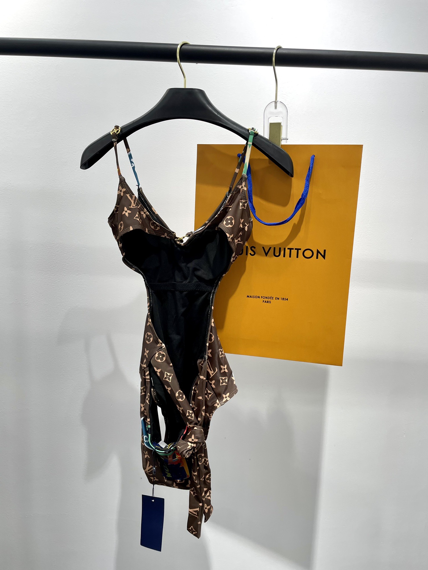 Lv新款连体泳衣 😍🥰适合多种场景的游泳衣🏊‍♀️海边 游泳池 温泉 水上乐园 漂流都可以😌面料：透气舒