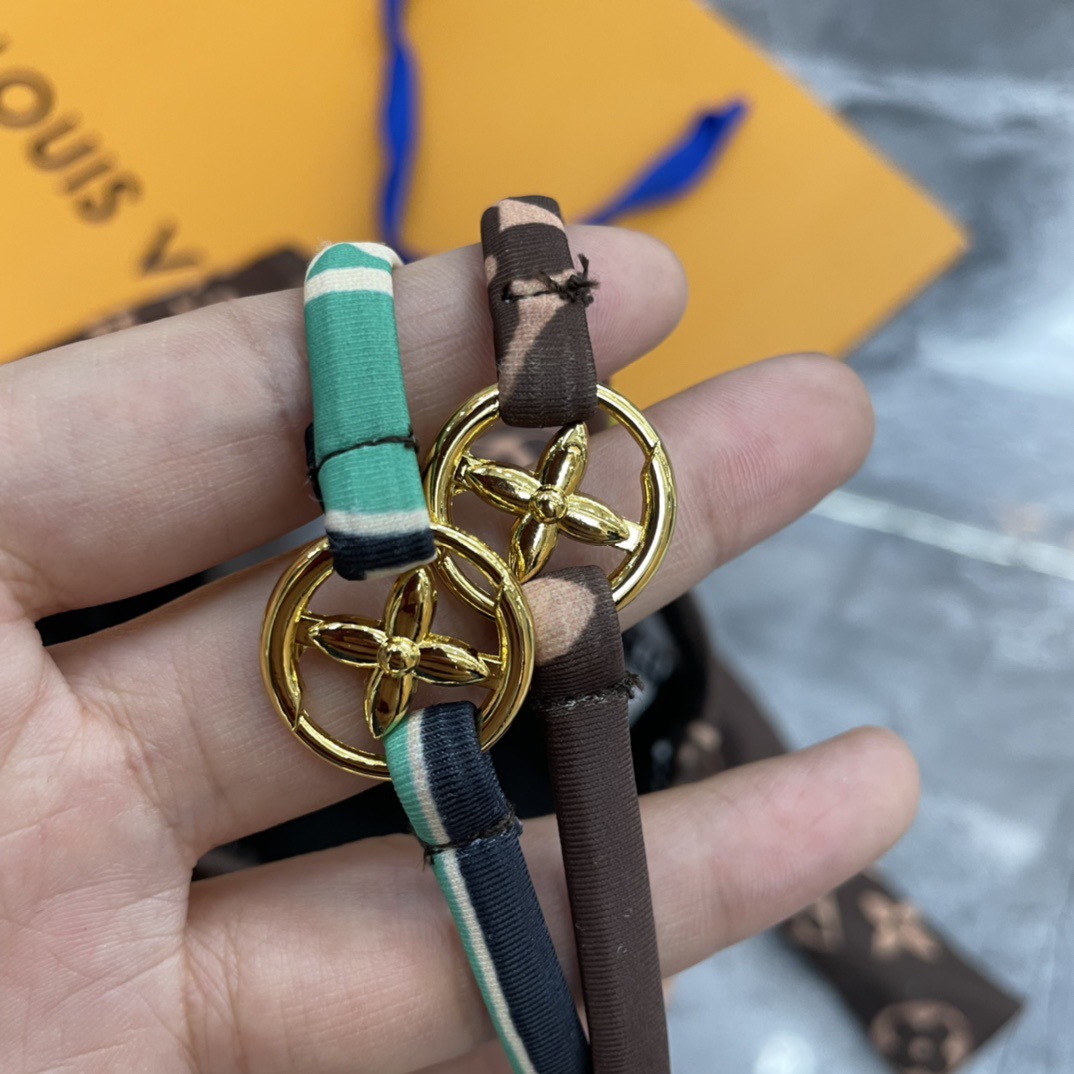 Lv新款连体泳衣 😍🥰适合多种场景的游泳衣🏊‍♀️海边 游泳池 温泉 水上乐园 漂流都可以😌面料：透气舒