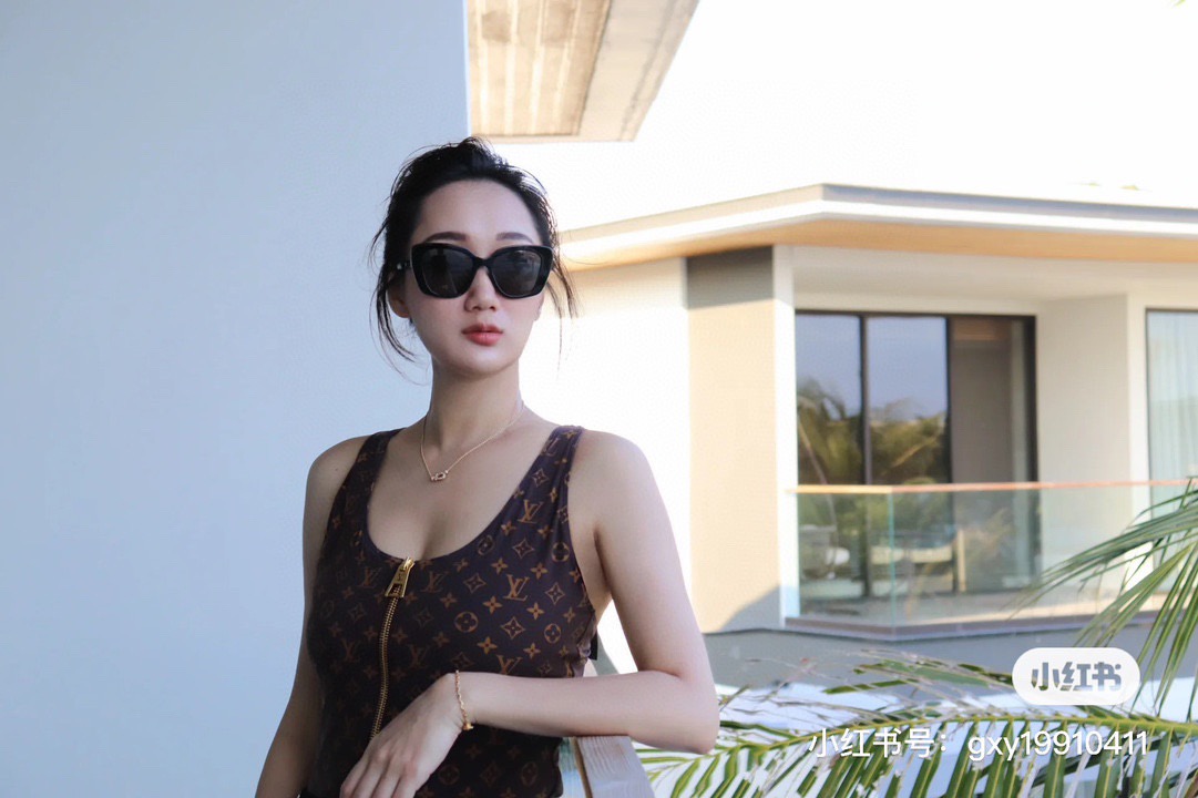 Lv新款连体泳衣 😍🥰适合多种场景的游泳衣🏊‍♀️海边 游泳池 温泉 水上乐园 漂流都可以😌面料：透气舒