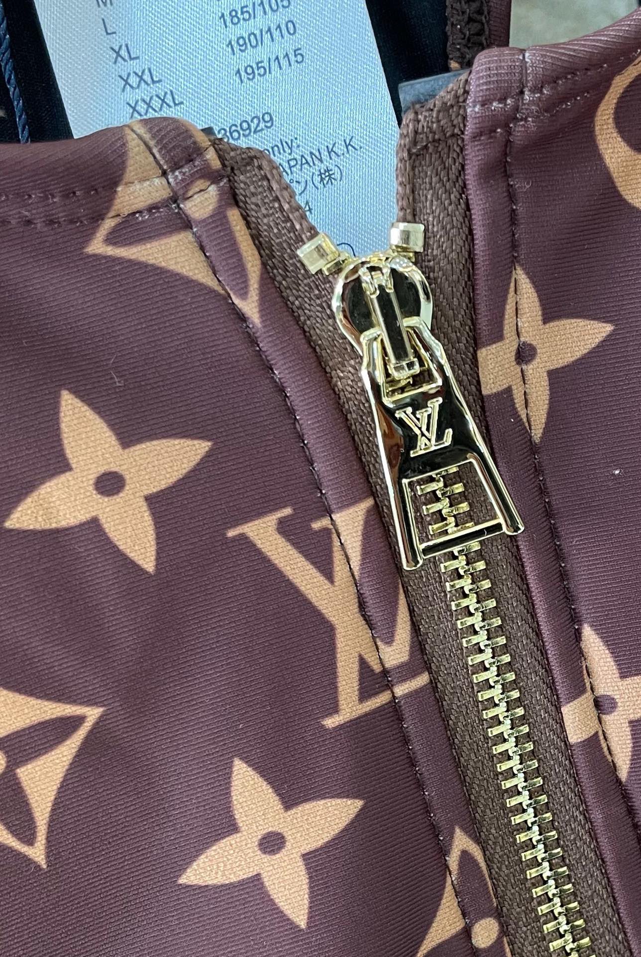 Lv新款连体泳衣 😍🥰适合多种场景的游泳衣🏊‍♀️海边 游泳池 温泉 水上乐园 漂流都可以😌面料：透气舒