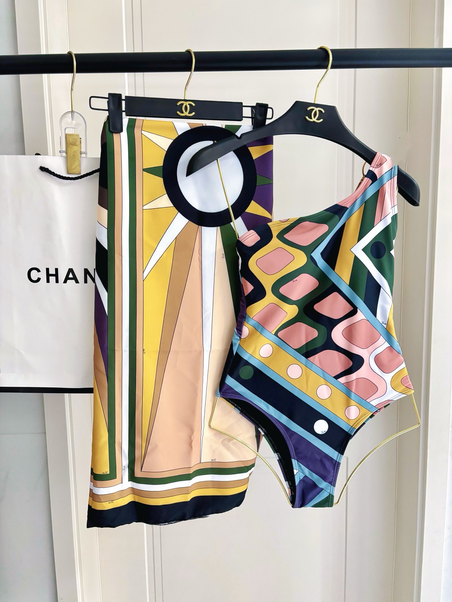 Pucci专柜新款连体泳衣 泳衣➕纱巾 2件套 气质高雅 😍🥰适合多种场景的游泳衣🏊‍♀️海边 游泳池 