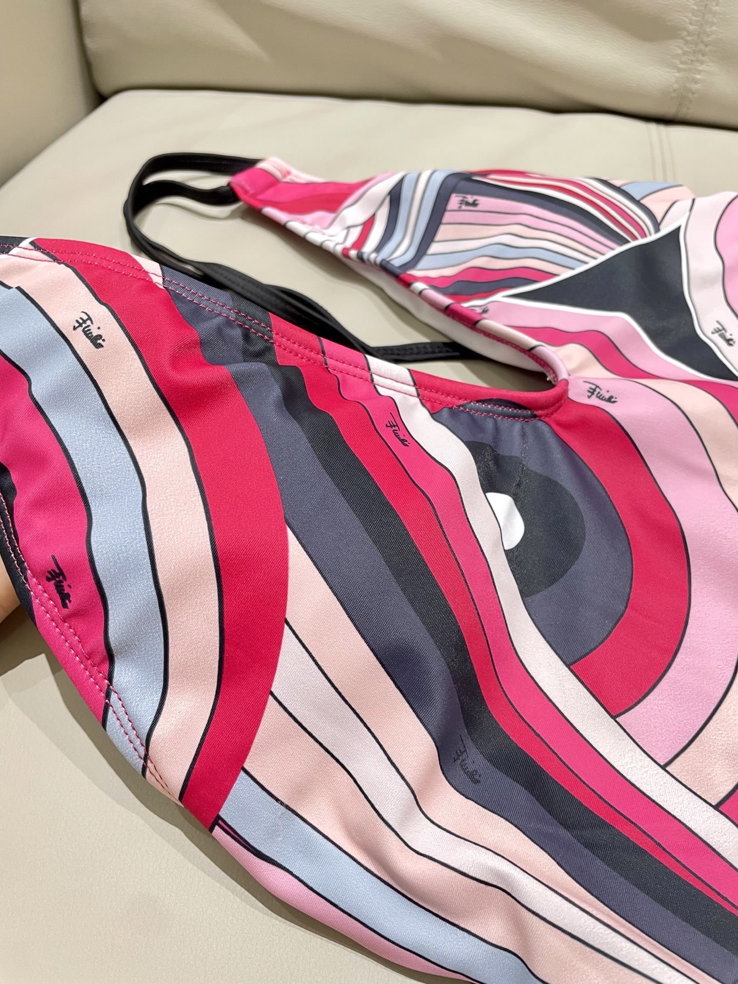 Pucci专柜新款连体泳衣 气质高雅 😍🥰适合多种场景的游泳衣🏊‍♀️海边 游泳池 温泉 水上乐园 漂流