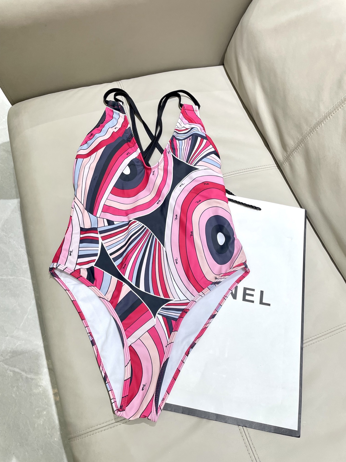 Pucci专柜新款连体泳衣 气质高雅 😍🥰适合多种场景的游泳衣🏊‍♀️海边 游泳池 温泉 水上乐园 漂流