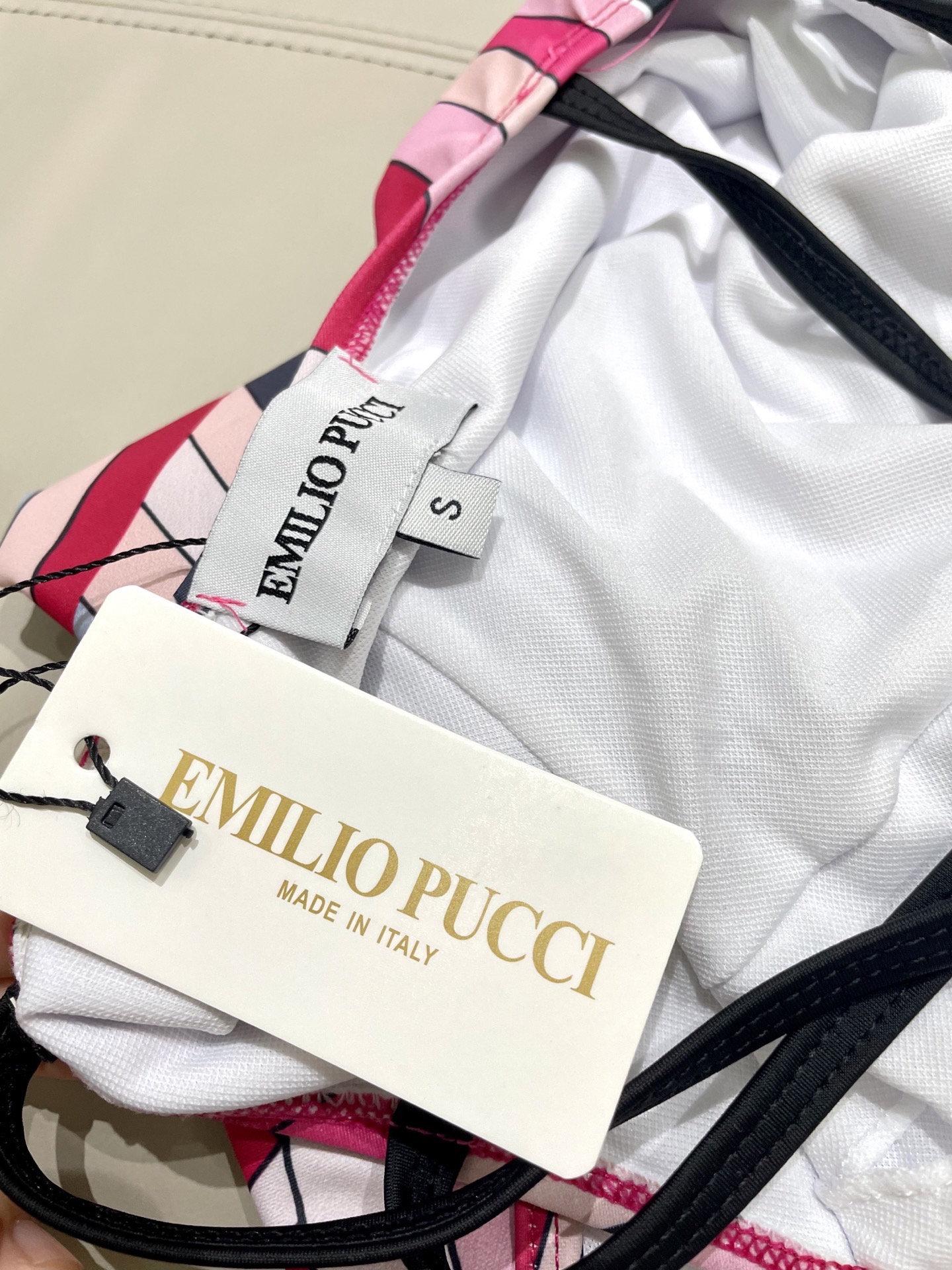 Pucci专柜新款连体泳衣 气质高雅 😍🥰适合多种场景的游泳衣🏊‍♀️海边 游泳池 温泉 水上乐园 漂流