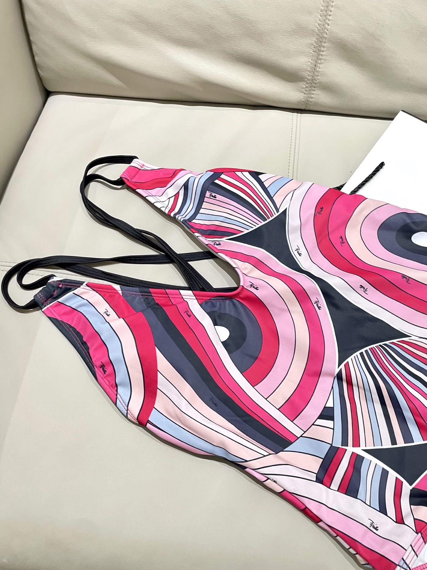 Pucci专柜新款连体泳衣 气质高雅 😍🥰适合多种场景的游泳衣🏊‍♀️海边 游泳池 温泉 水上乐园 漂流