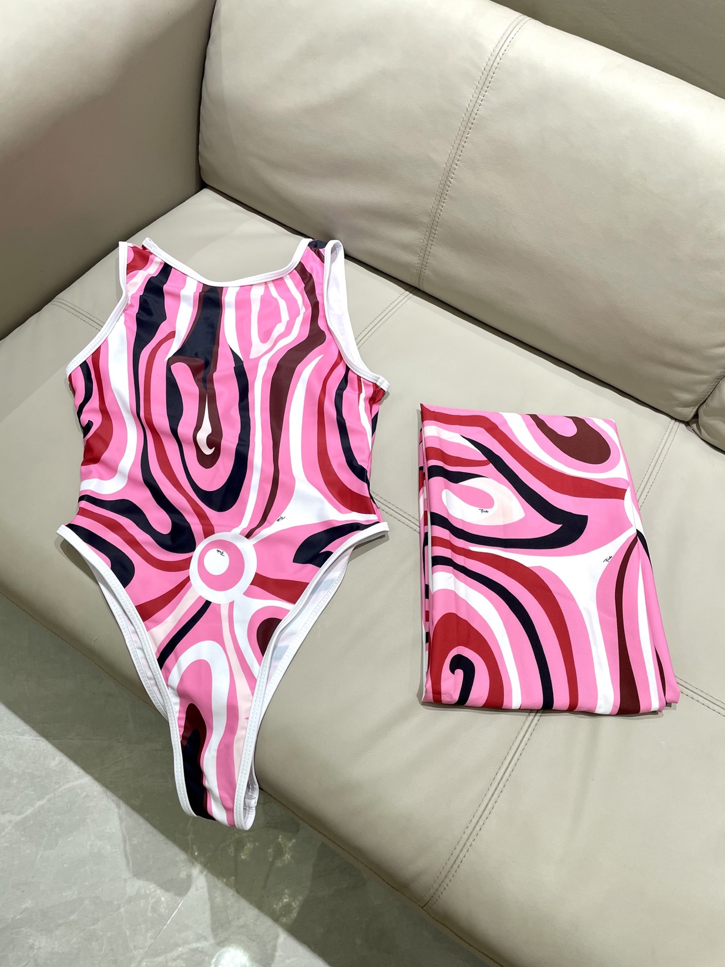 Pucci专柜新款连体泳衣 泳衣➕纱巾 2件套 气质高雅 😍🥰适合多种场景的游泳衣🏊‍♀️海边 游泳池 