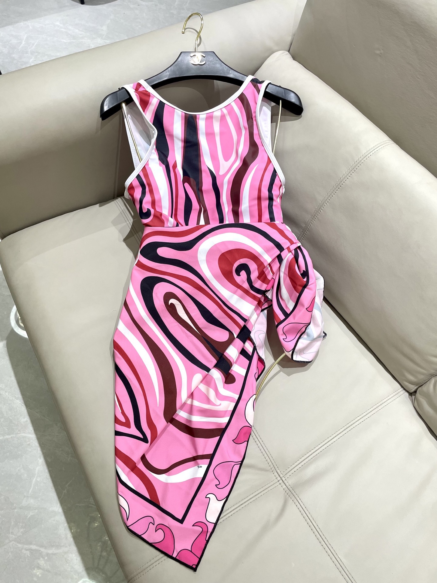 Pucci专柜新款连体泳衣 泳衣➕纱巾 2件套 气质高雅 😍🥰适合多种场景的游泳衣🏊‍♀️海边 游泳池 