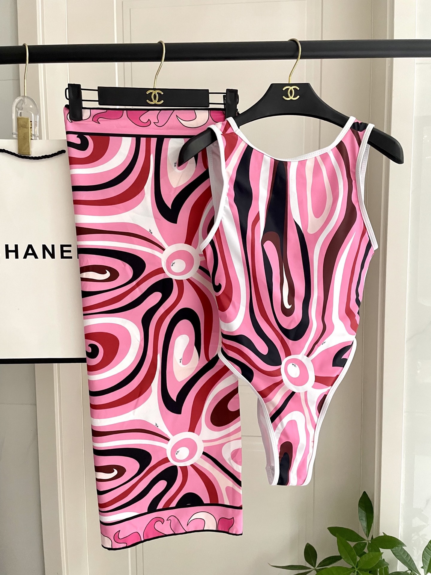 Pucci专柜新款连体泳衣 泳衣➕纱巾 2件套 气质高雅 😍🥰适合多种场景的游泳衣🏊‍♀️海边 游泳池 