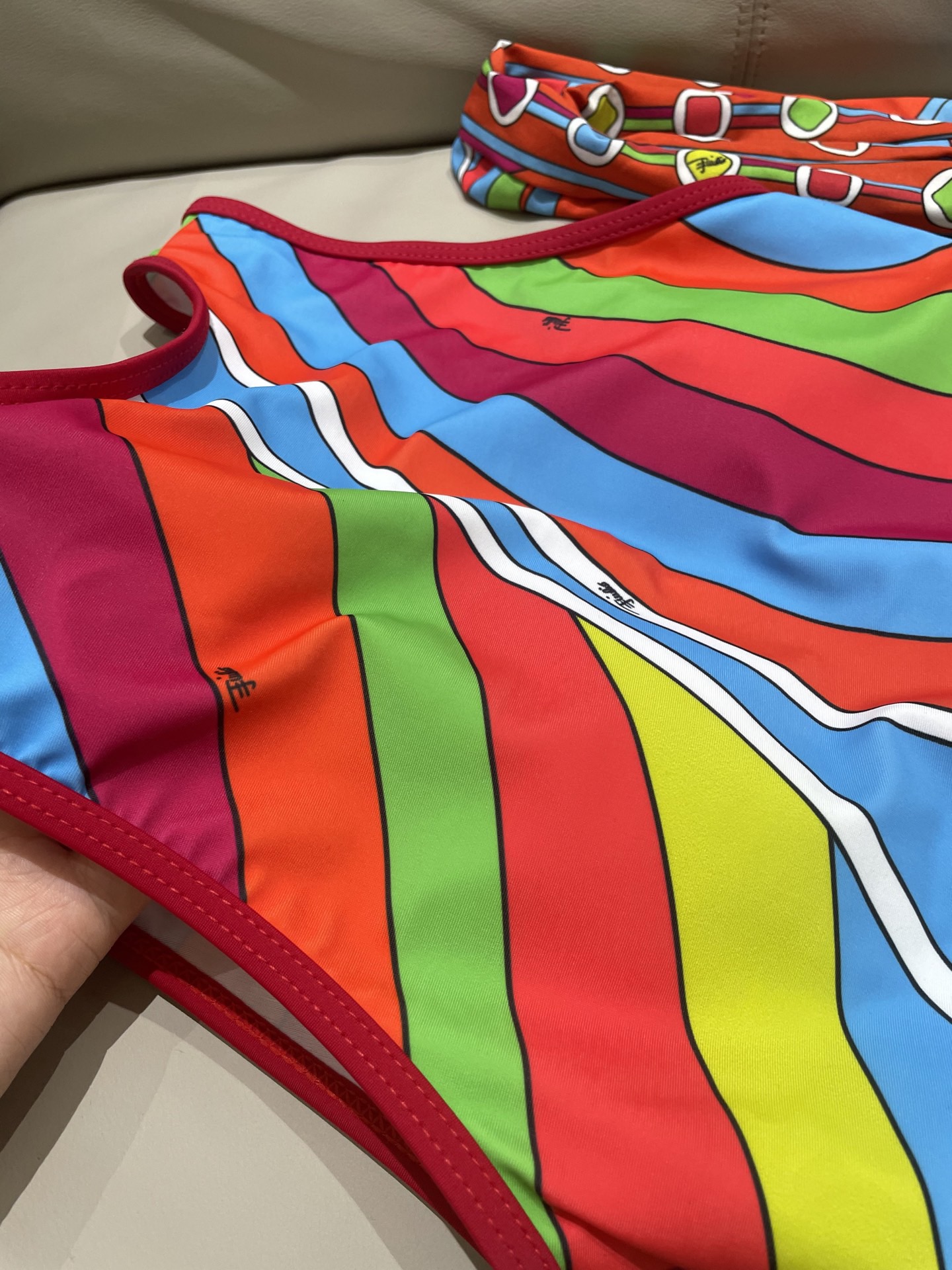 Pucci专柜新款连体泳衣 气质高雅 😍🥰适合多种场景的游泳衣🏊‍♀️海边 游泳池 温泉 水上乐园 漂流