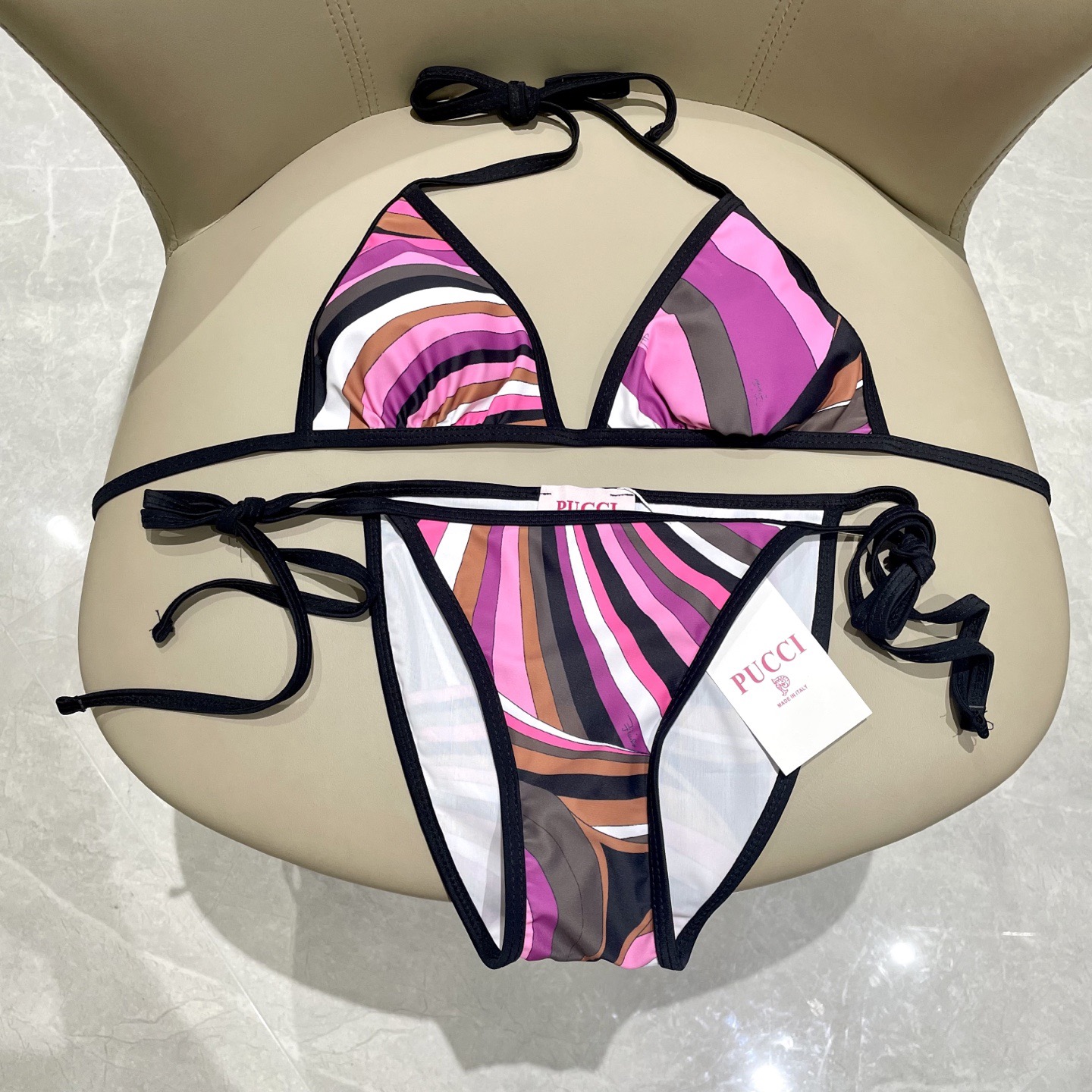 Pucci专柜新款比基尼😍🥰适合多种场景的游泳衣🏊‍♀️海边 游泳池 温泉 水上乐园 漂流都可以😌面料：