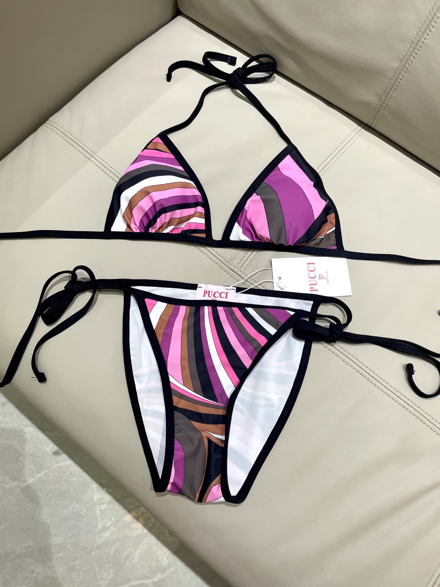 Pucci专柜新款比基尼😍🥰适合多种场景的游泳衣🏊‍♀️海边 游泳池 温泉 水上乐园 漂流都可以😌面料：