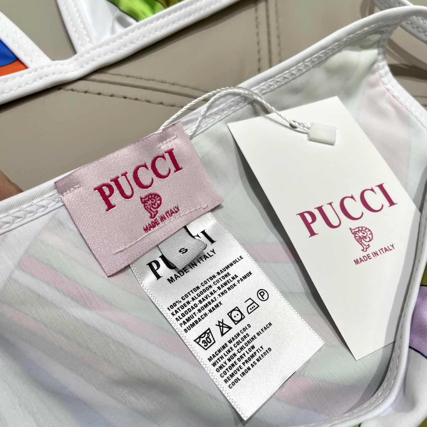 Pucci专柜新款比基尼😍🥰适合多种场景的游泳衣🏊‍♀️海边 游泳池 温泉 水上乐园 漂流都可以😌面料：