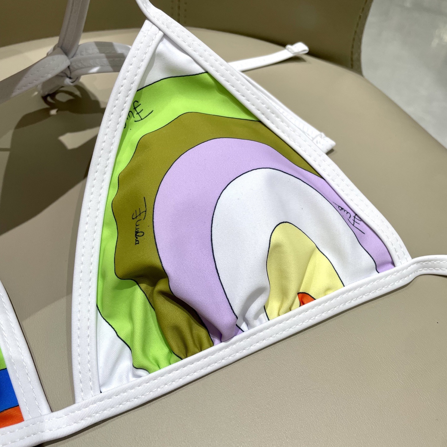 Pucci专柜新款比基尼😍🥰适合多种场景的游泳衣🏊‍♀️海边 游泳池 温泉 水上乐园 漂流都可以😌面料：