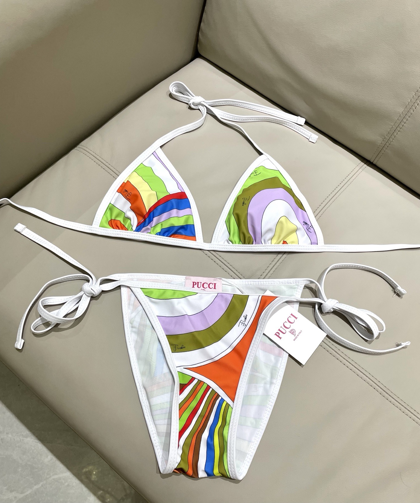 Pucci专柜新款比基尼😍🥰适合多种场景的游泳衣🏊‍♀️海边 游泳池 温泉 水上乐园 漂流都可以😌面料：