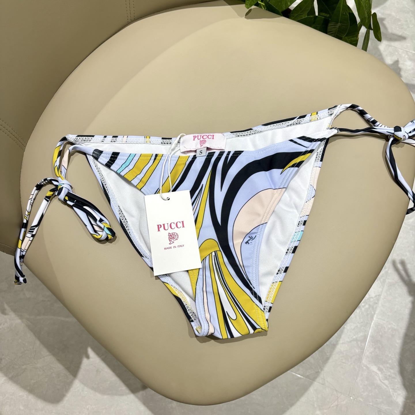 Pucci专柜新款比基尼😍🥰适合多种场景的游泳衣🏊‍♀️海边 游泳池 温泉 水上乐园 漂流都可以😌面料：