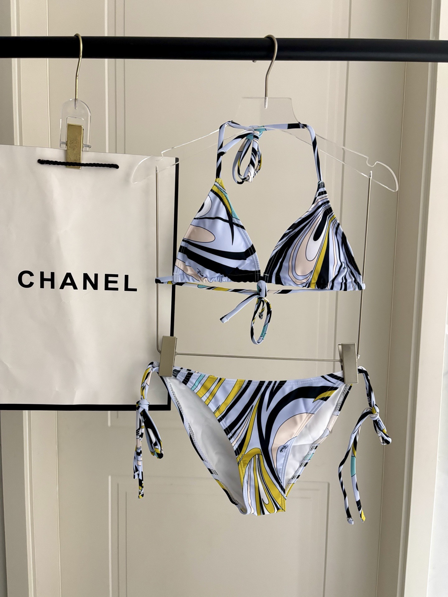 Pucci专柜新款比基尼😍🥰适合多种场景的游泳衣🏊‍♀️海边 游泳池 温泉 水上乐园 漂流都可以😌面料：