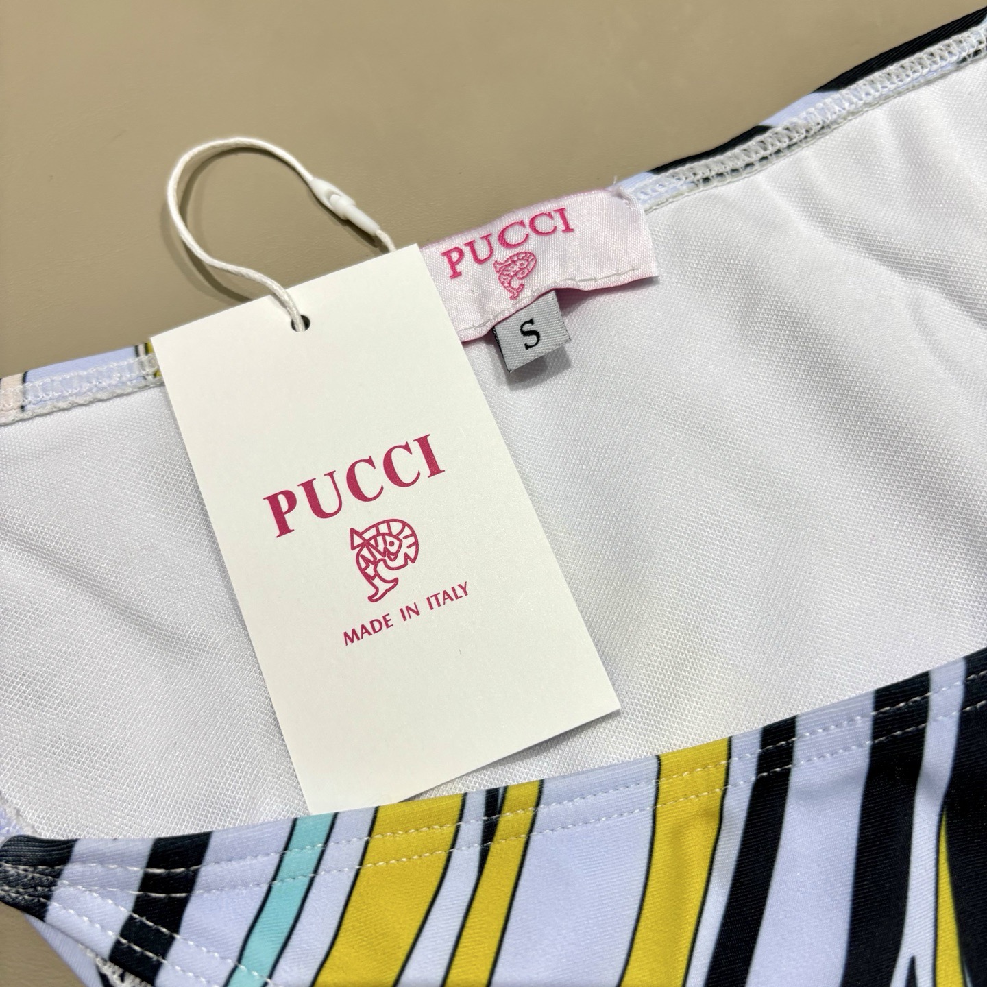 Pucci专柜新款比基尼😍🥰适合多种场景的游泳衣🏊‍♀️海边 游泳池 温泉 水上乐园 漂流都可以😌面料：