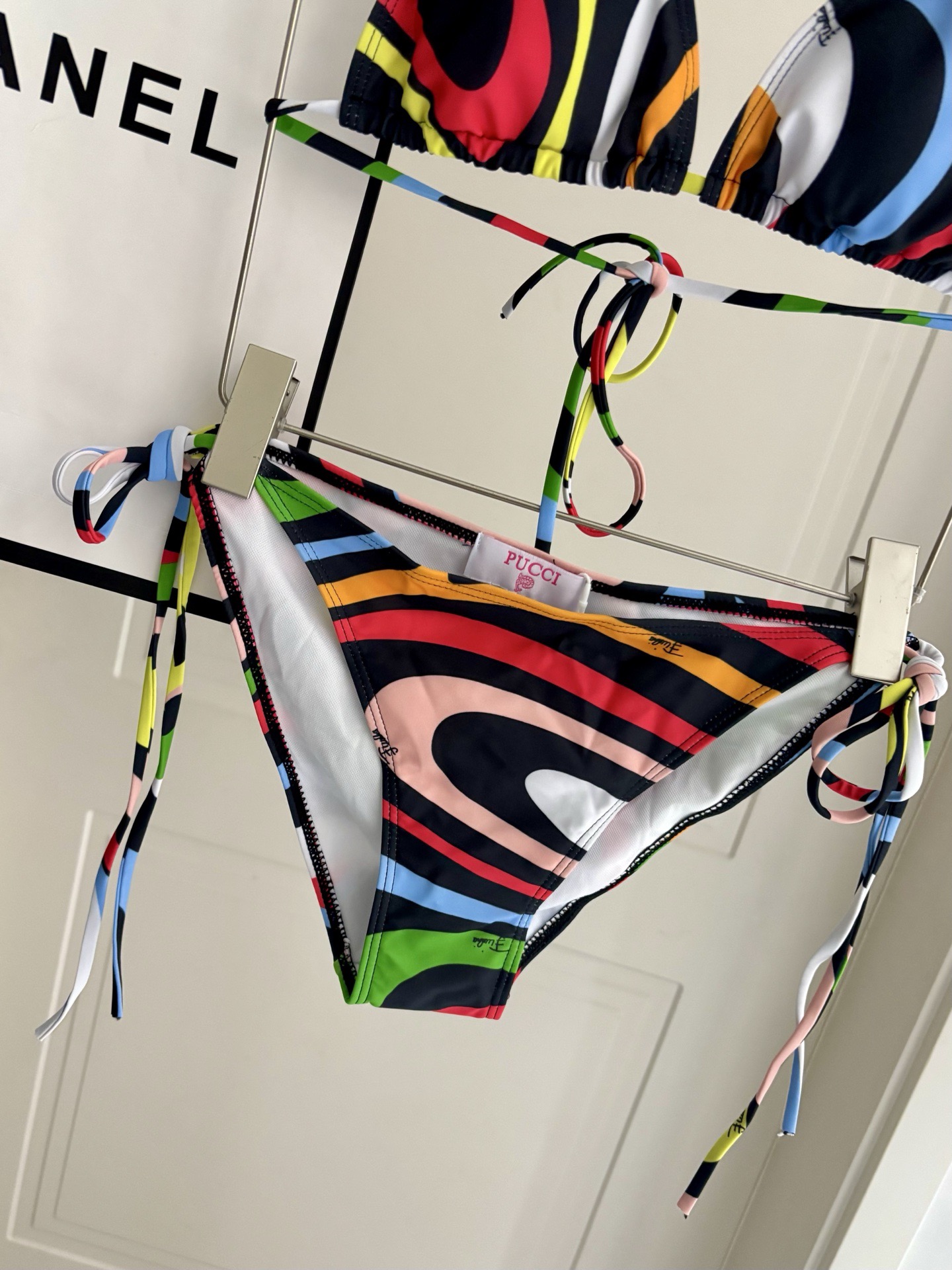 Pucci专柜新款比基尼😍🥰适合多种场景的游泳衣🏊‍♀️海边 游泳池 温泉 水上乐园 漂流都可以😌面料：