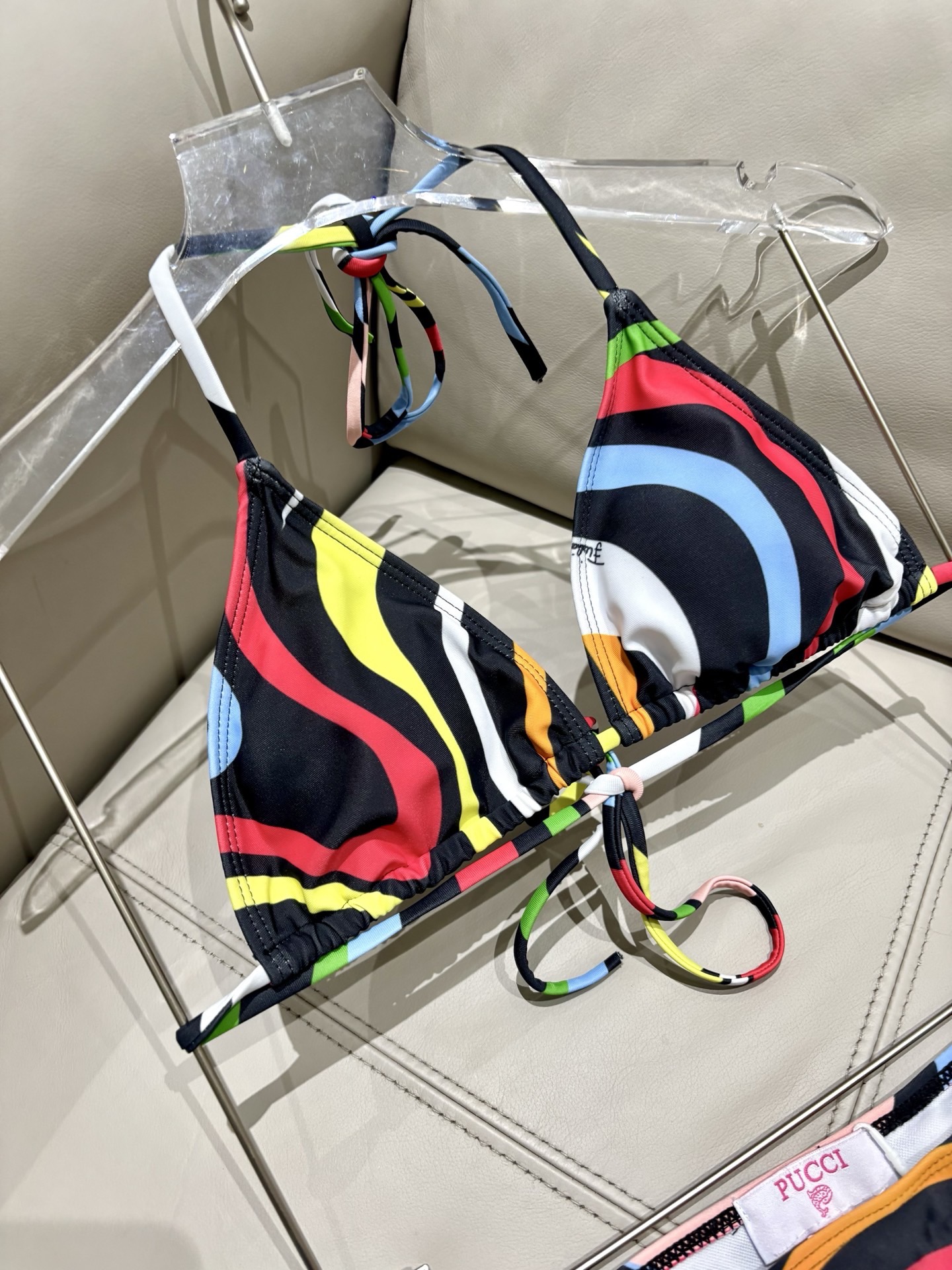 Pucci专柜新款比基尼😍🥰适合多种场景的游泳衣🏊‍♀️海边 游泳池 温泉 水上乐园 漂流都可以😌面料：