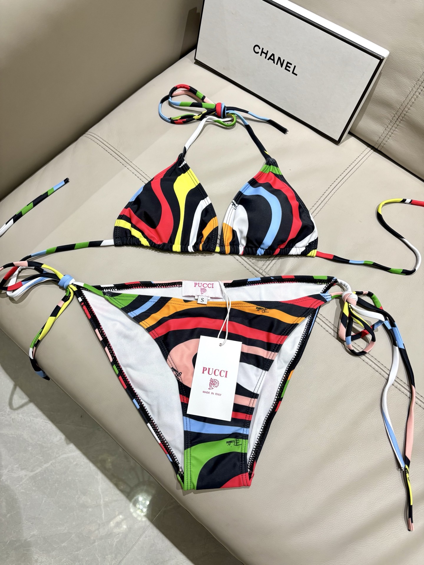 Pucci专柜新款比基尼😍🥰适合多种场景的游泳衣🏊‍♀️海边 游泳池 温泉 水上乐园 漂流都可以😌面料：