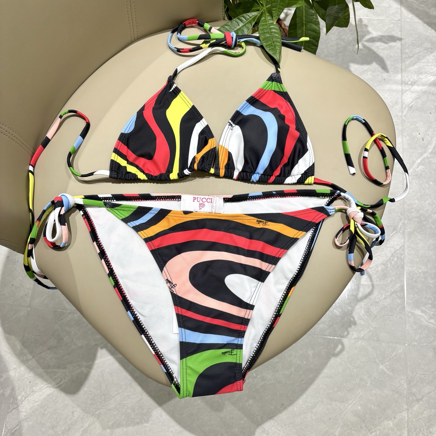 Pucci专柜新款比基尼😍🥰适合多种场景的游泳衣🏊‍♀️海边 游泳池 温泉 水上乐园 漂流都可以😌面料：