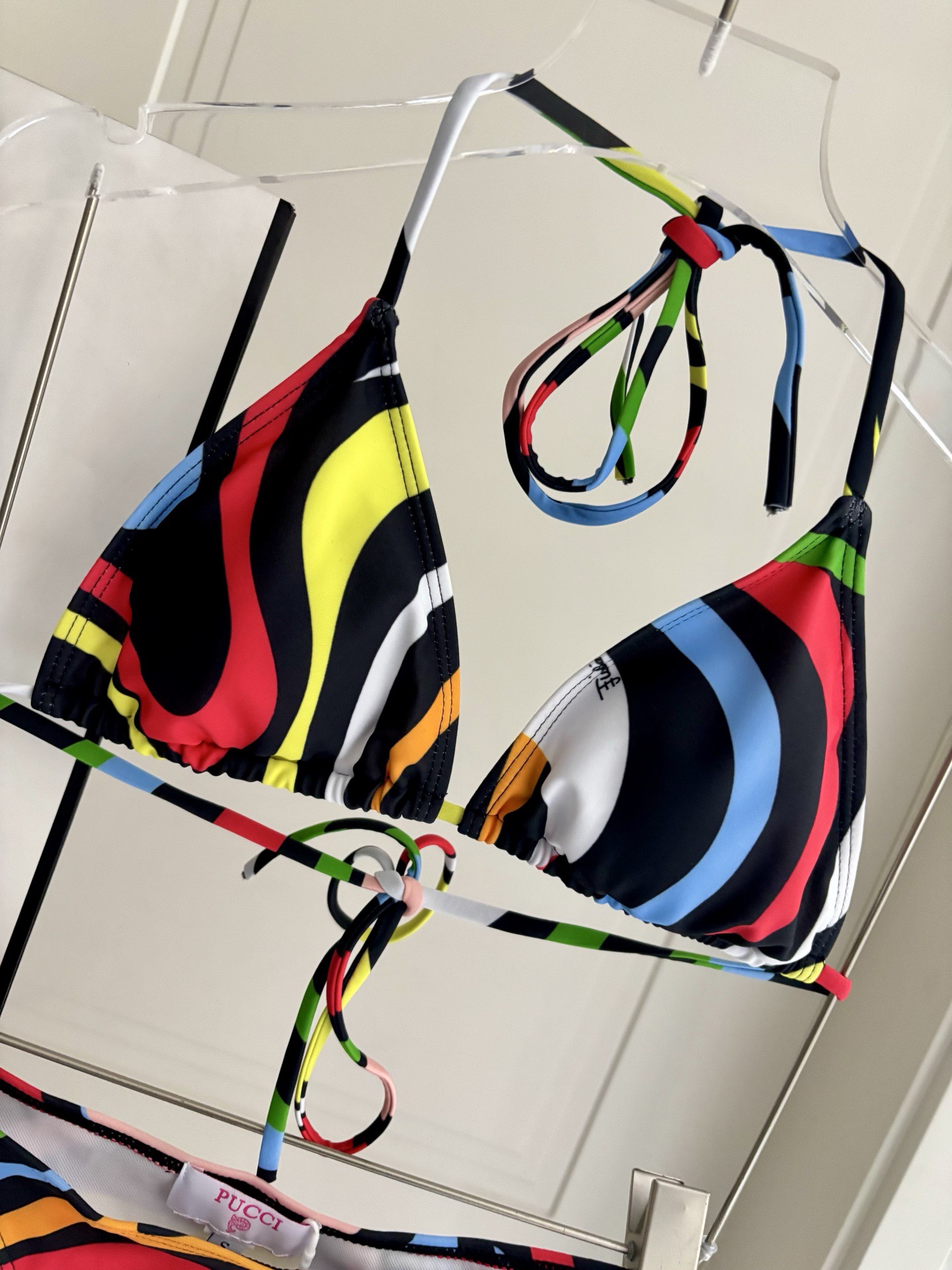 Pucci专柜新款比基尼😍🥰适合多种场景的游泳衣🏊‍♀️海边 游泳池 温泉 水上乐园 漂流都可以😌面料：