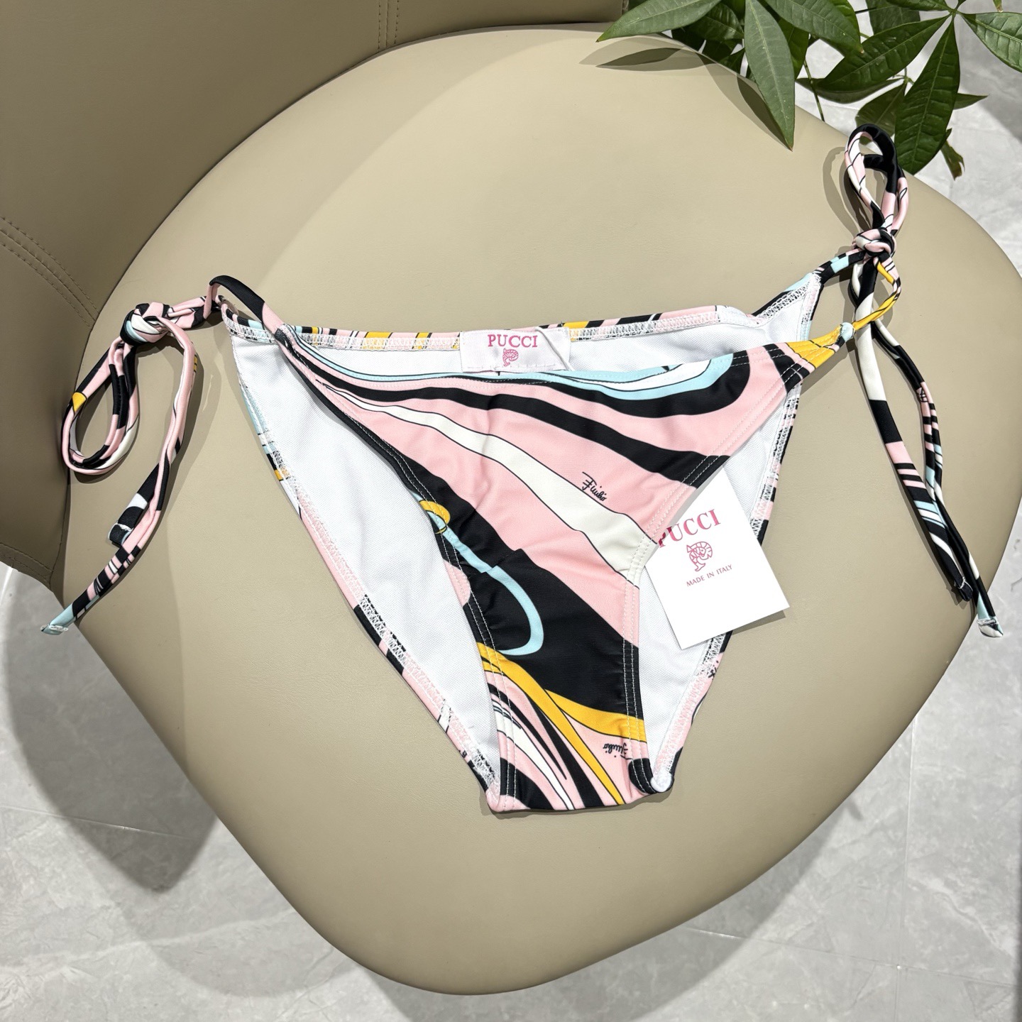 Pucci专柜新款比基尼😍🥰适合多种场景的游泳衣🏊‍♀️海边 游泳池 温泉 水上乐园 漂流都可以😌面料：