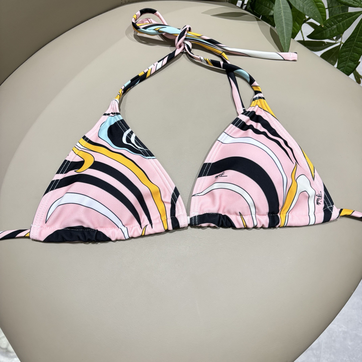 Pucci专柜新款比基尼😍🥰适合多种场景的游泳衣🏊‍♀️海边 游泳池 温泉 水上乐园 漂流都可以😌面料：