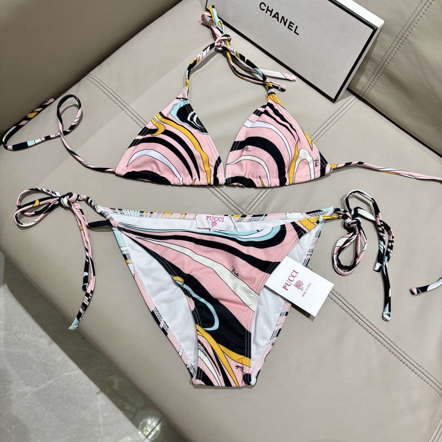 Pucci专柜新款比基尼😍🥰适合多种场景的游泳衣🏊‍♀️海边 游泳池 温泉 水上乐园 漂流都可以😌面料：