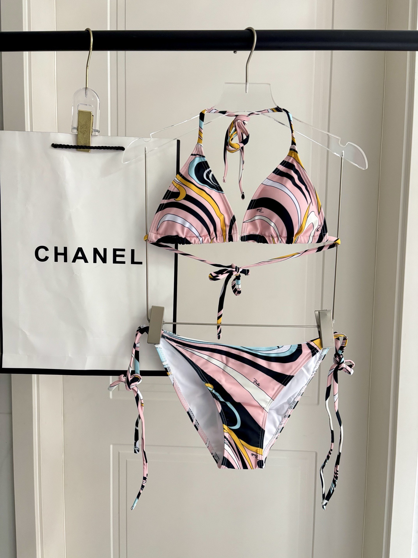 Pucci专柜新款比基尼😍🥰适合多种场景的游泳衣🏊‍♀️海边 游泳池 温泉 水上乐园 漂流都可以😌面料：