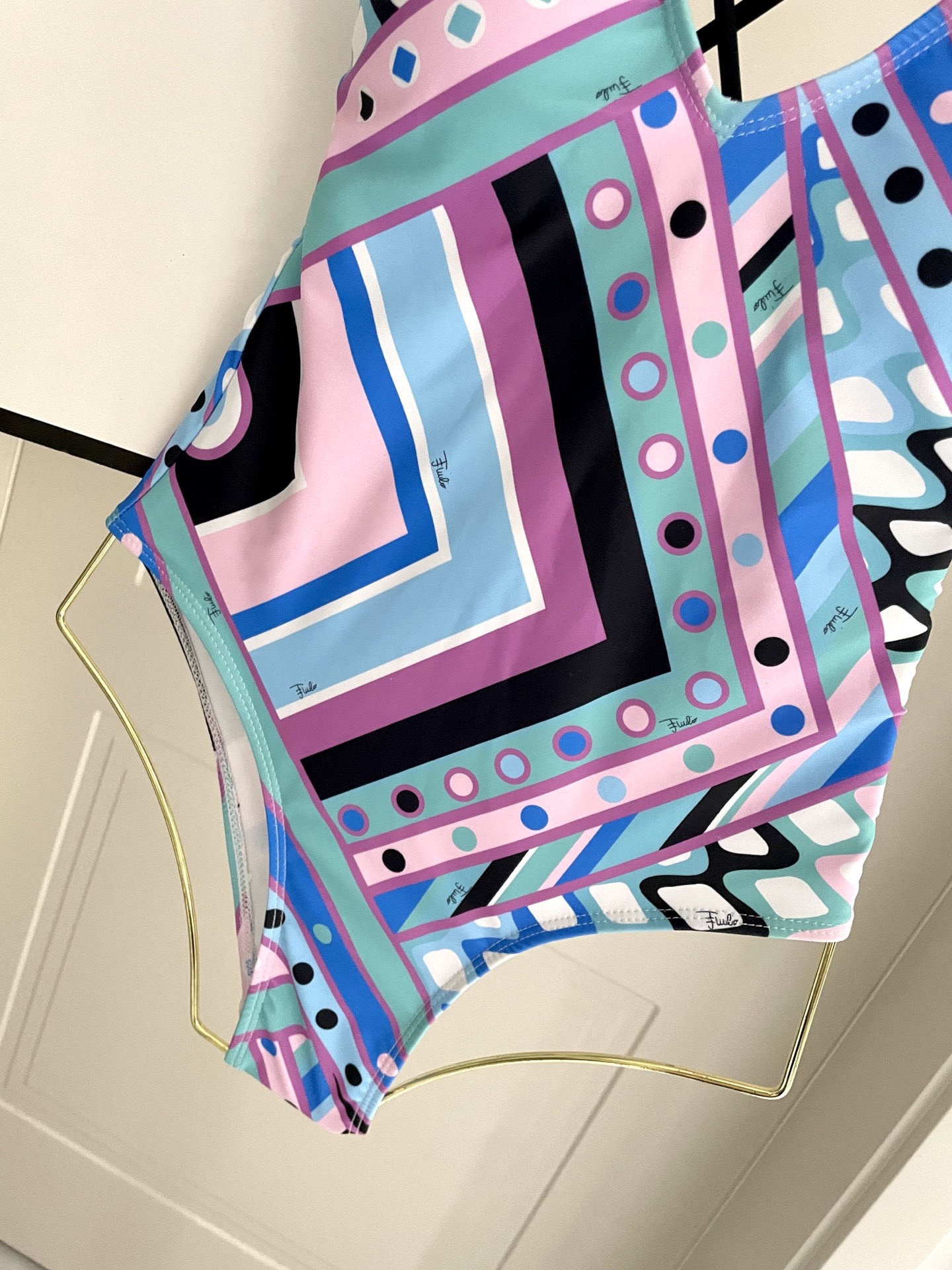 Pucci专柜新款连体泳衣 气质高雅 😍🥰适合多种场景的游泳衣🏊‍♀️海边 游泳池 温泉 水上乐园 漂流