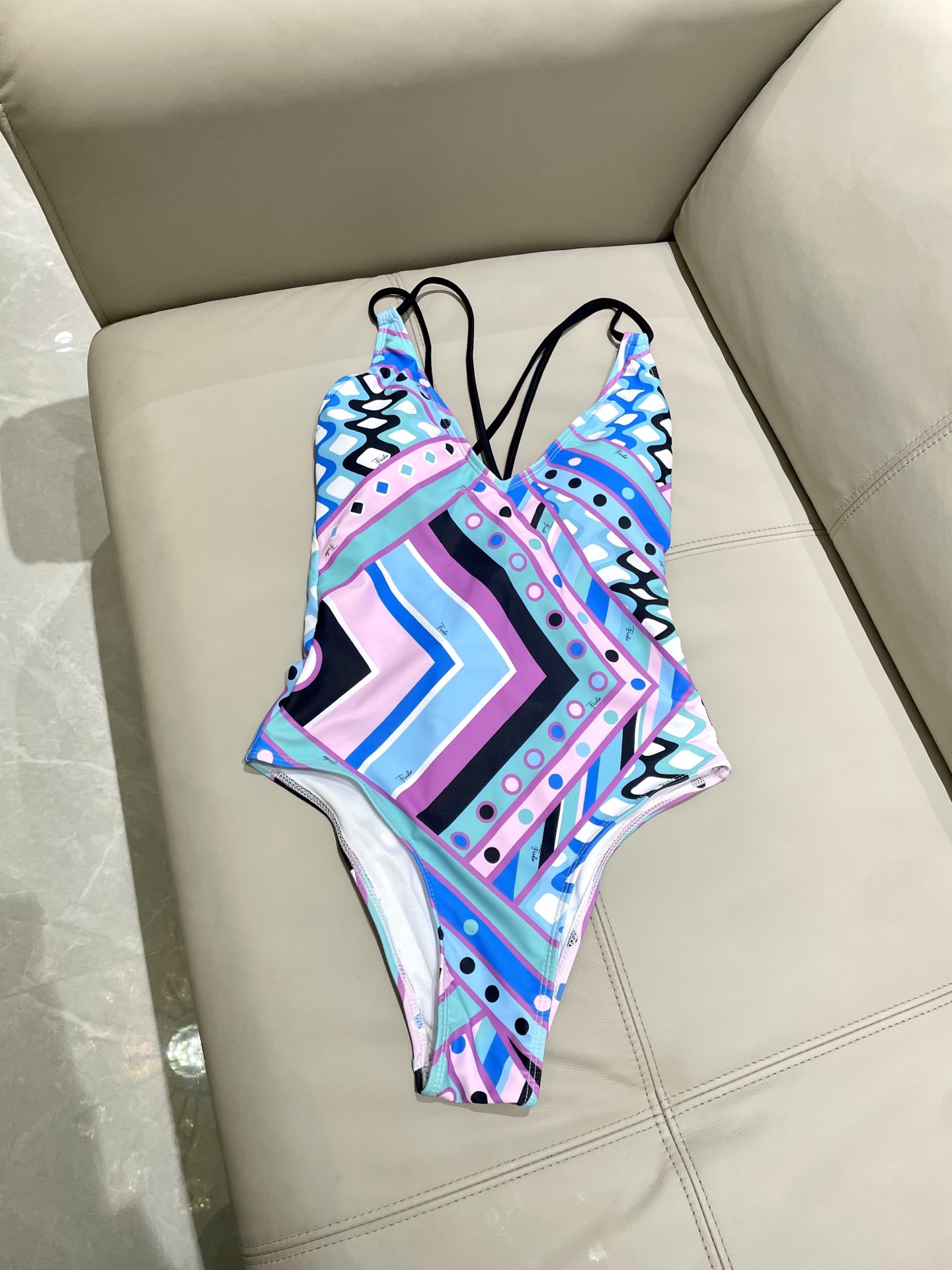 Pucci专柜新款连体泳衣 气质高雅 😍🥰适合多种场景的游泳衣🏊‍♀️海边 游泳池 温泉 水上乐园 漂流