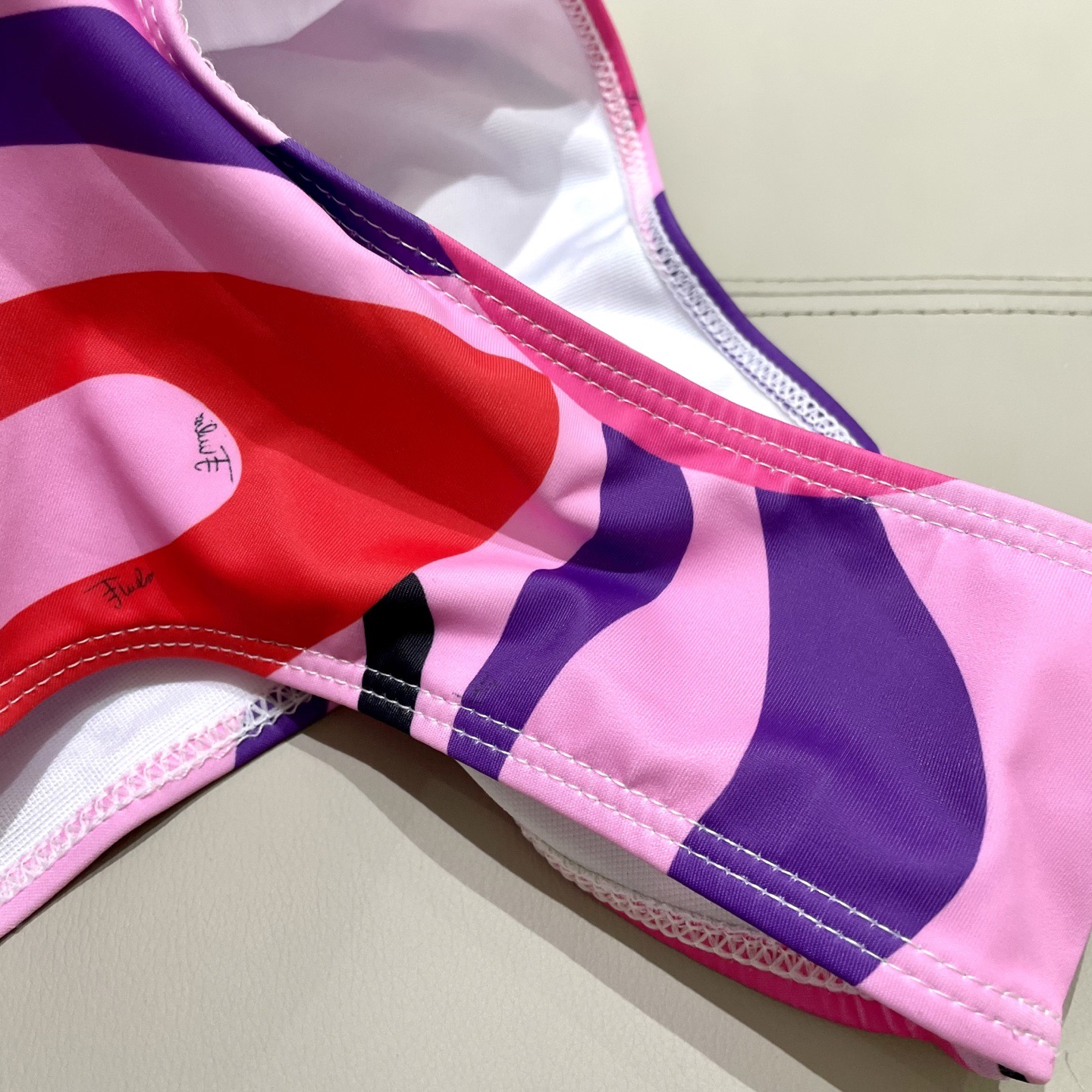 Pucci专柜新款连体泳衣 气质高雅 😍🥰适合多种场景的游泳衣🏊‍♀️海边 游泳池 温泉 水上乐园 漂流