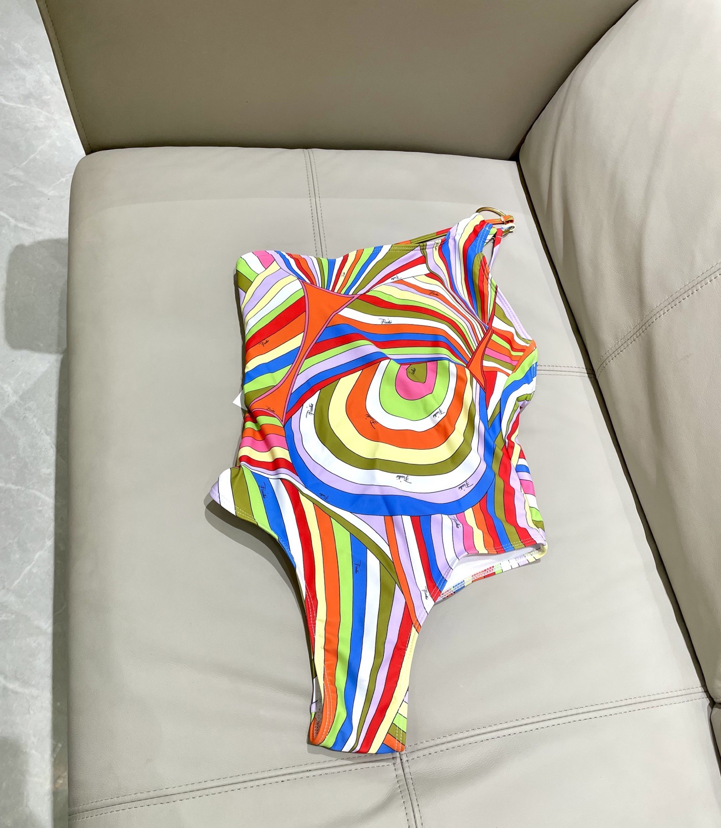 Pucci专柜新款连体泳衣 气质高雅 😍🥰适合多种场景的游泳衣🏊‍♀️海边 游泳池 温泉 水上乐园 漂流