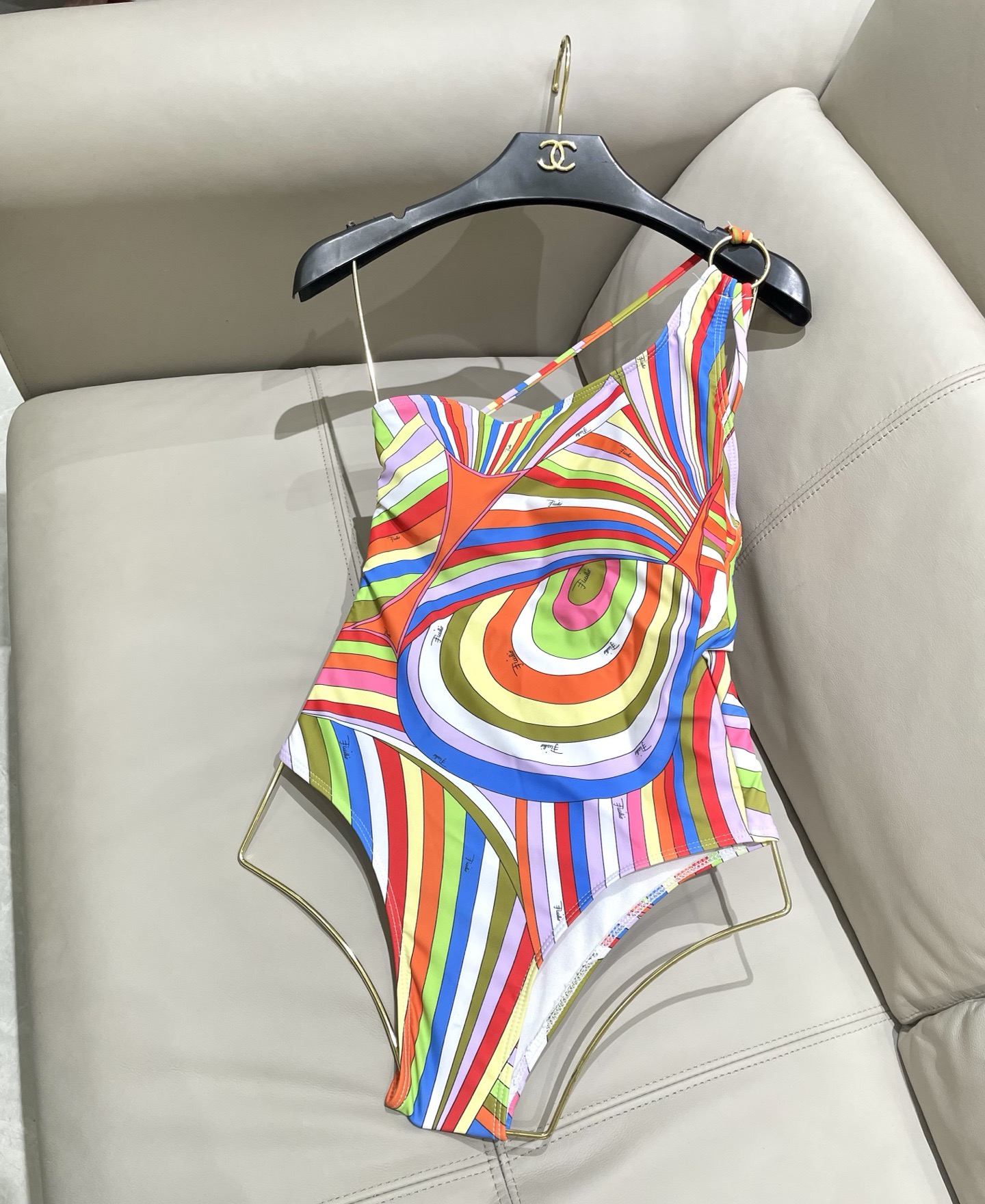 Pucci专柜新款连体泳衣 气质高雅 😍🥰适合多种场景的游泳衣🏊‍♀️海边 游泳池 温泉 水上乐园 漂流