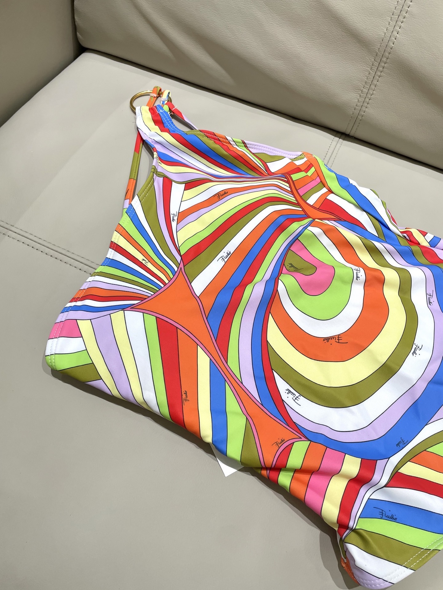 Pucci专柜新款连体泳衣 气质高雅 😍🥰适合多种场景的游泳衣🏊‍♀️海边 游泳池 温泉 水上乐园 漂流