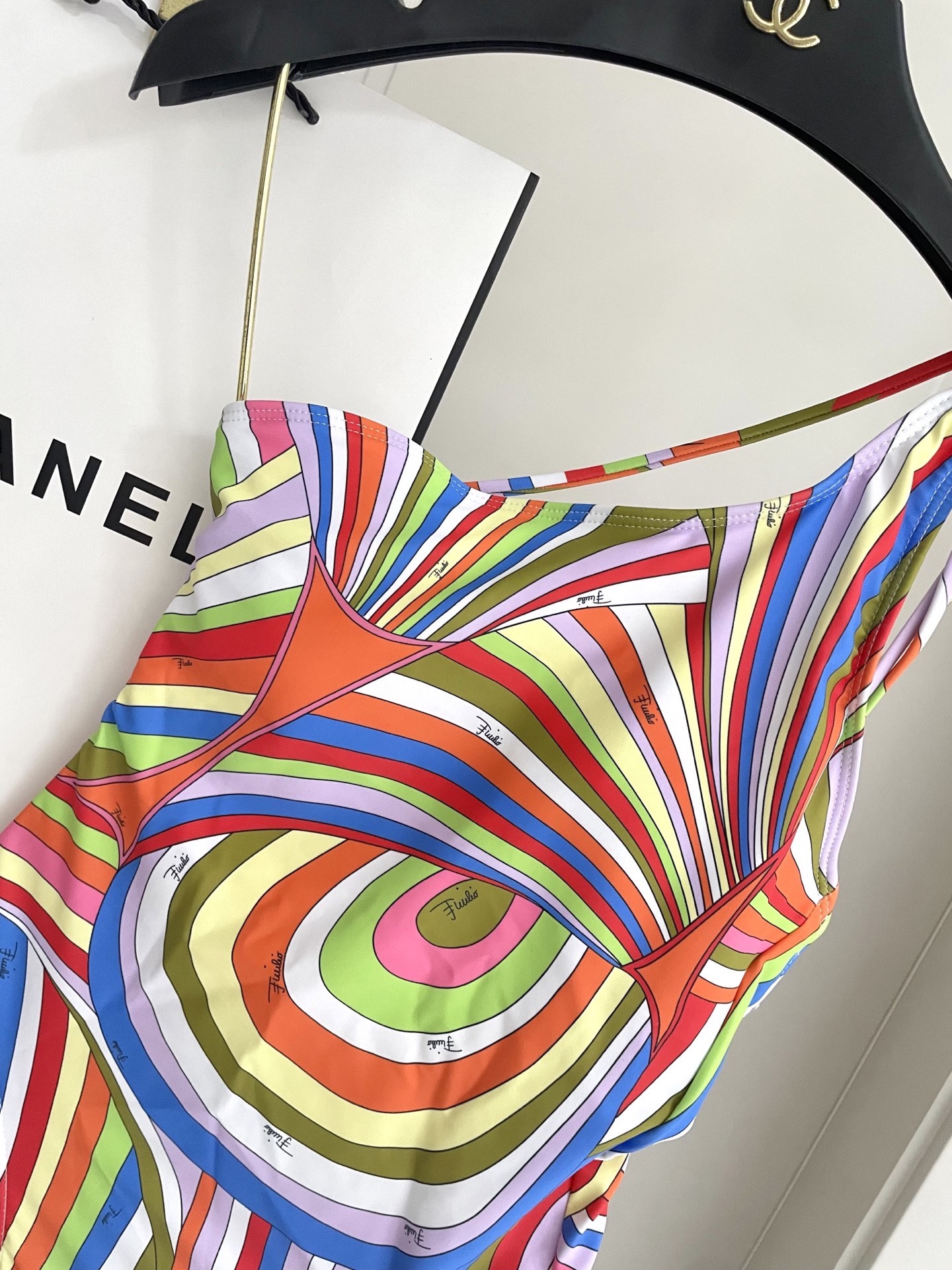 Pucci专柜新款连体泳衣 气质高雅 😍🥰适合多种场景的游泳衣🏊‍♀️海边 游泳池 温泉 水上乐园 漂流