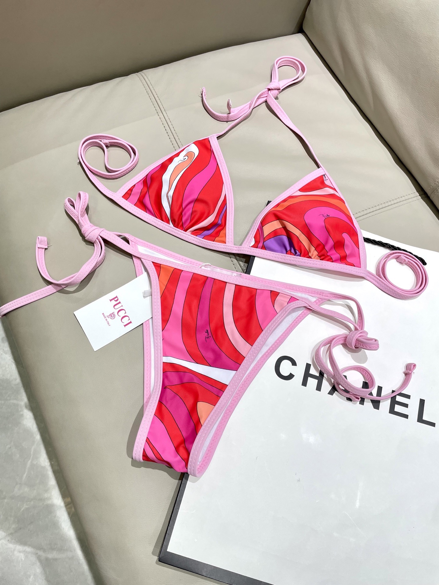 Pucci专柜新款比基尼😍🥰适合多种场景的游泳衣🏊‍♀️海边 游泳池 温泉 水上乐园 漂流都可以😌面料：