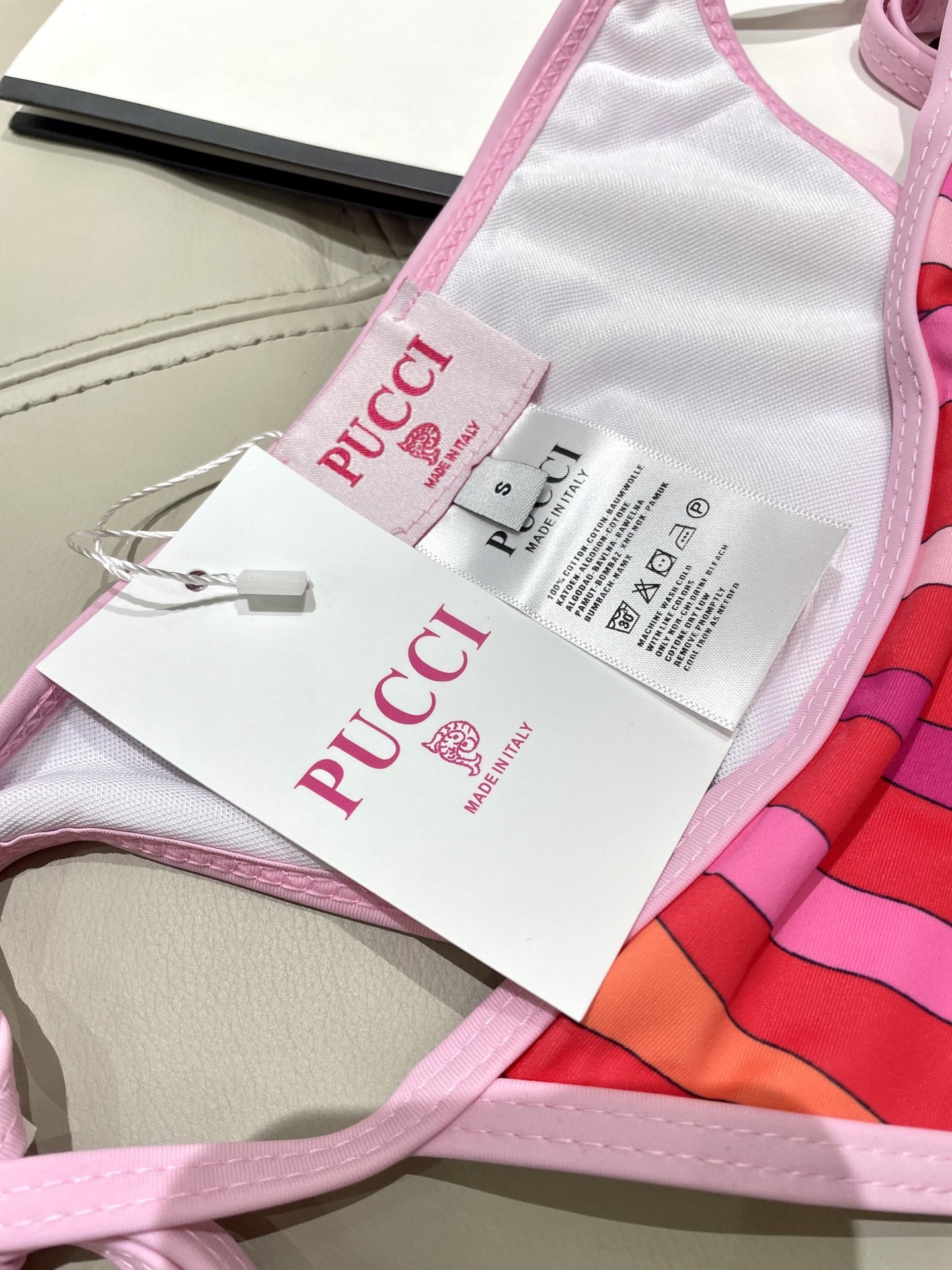 Pucci专柜新款比基尼😍🥰适合多种场景的游泳衣🏊‍♀️海边 游泳池 温泉 水上乐园 漂流都可以😌面料：