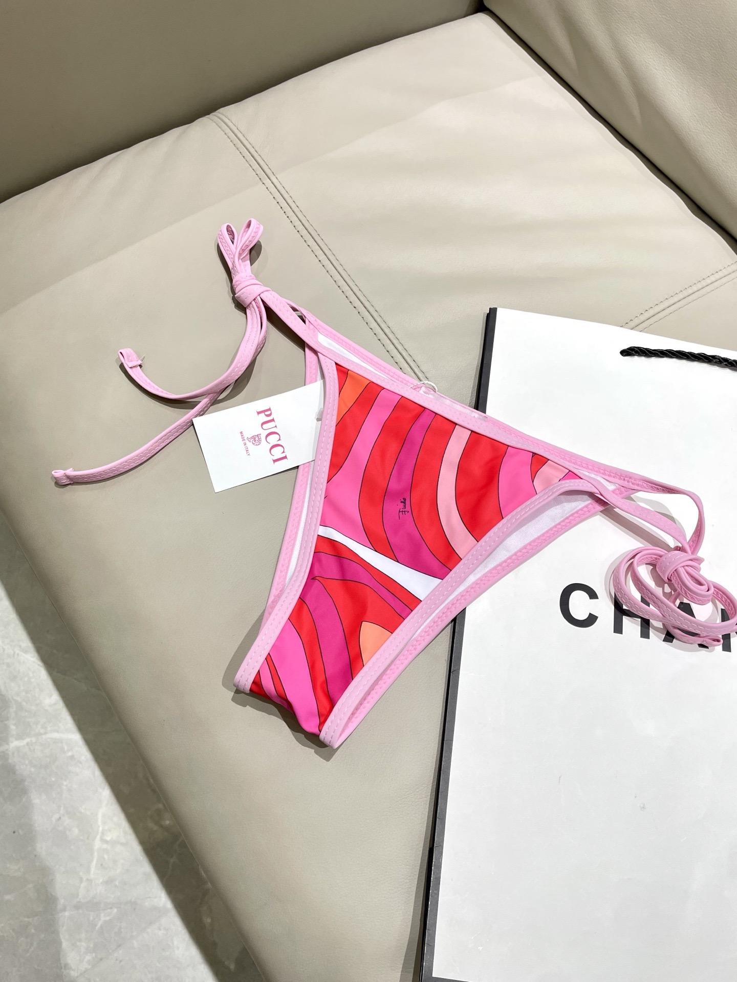 Pucci专柜新款比基尼😍🥰适合多种场景的游泳衣🏊‍♀️海边 游泳池 温泉 水上乐园 漂流都可以😌面料：