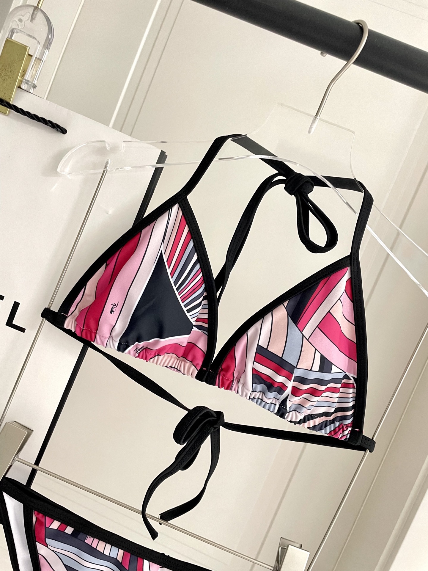 Pucci专柜新款比基尼😍🥰适合多种场景的游泳衣🏊‍♀️海边 游泳池 温泉 水上乐园 漂流都可以😌面料：