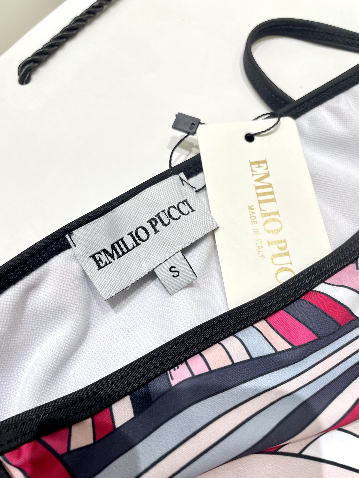 Pucci专柜新款比基尼😍🥰适合多种场景的游泳衣🏊‍♀️海边 游泳池 温泉 水上乐园 漂流都可以😌面料：