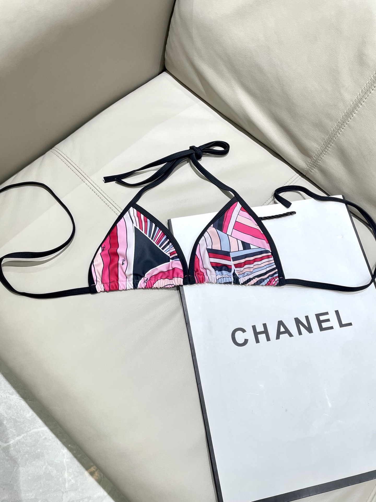 Pucci专柜新款比基尼😍🥰适合多种场景的游泳衣🏊‍♀️海边 游泳池 温泉 水上乐园 漂流都可以😌面料：