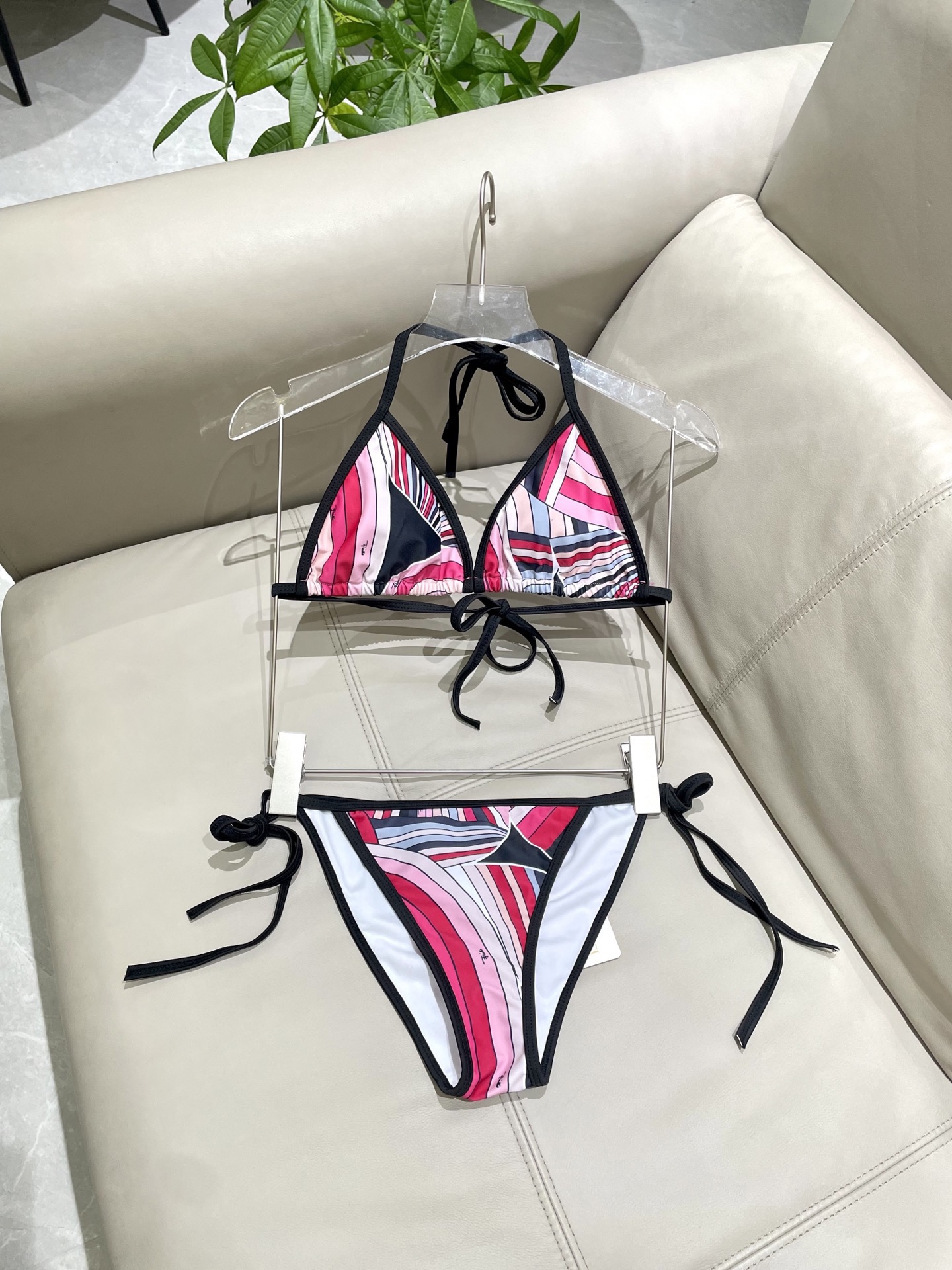 Pucci专柜新款比基尼😍🥰适合多种场景的游泳衣🏊‍♀️海边 游泳池 温泉 水上乐园 漂流都可以😌面料：