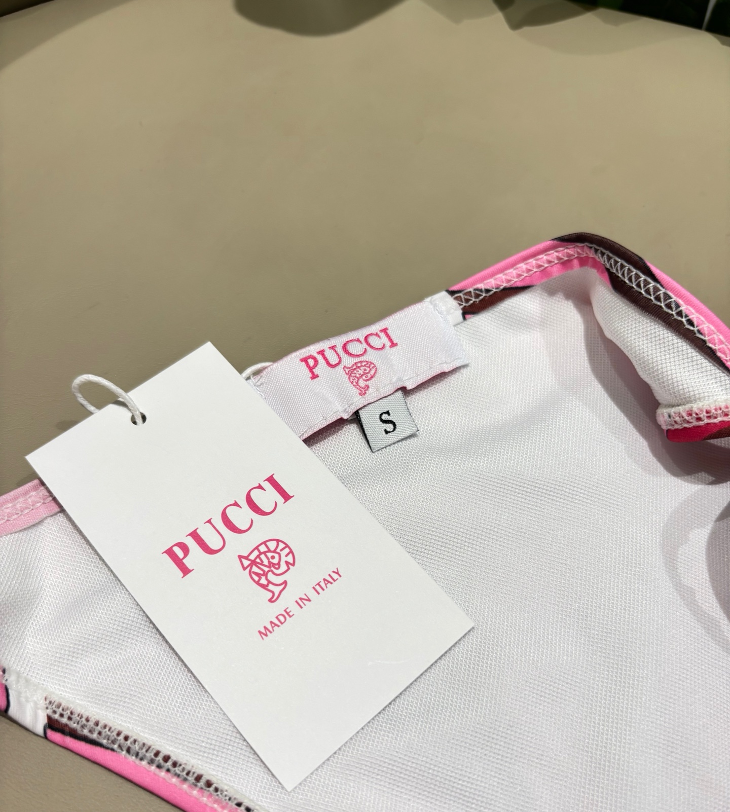 Pucci专柜新款比基尼😍🥰适合多种场景的游泳衣🏊‍♀️海边 游泳池 温泉 水上乐园 漂流都可以😌面料：